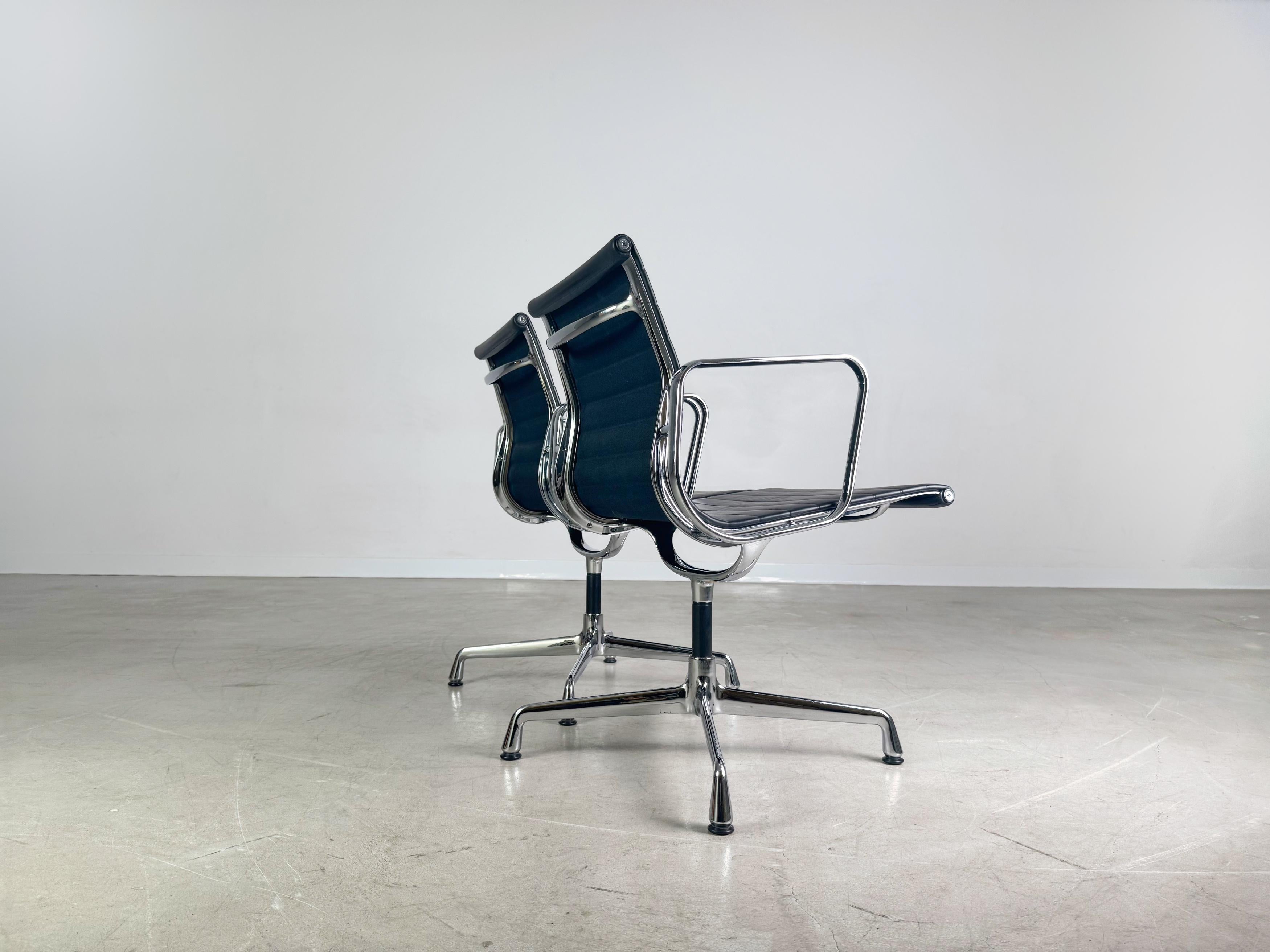 2x Vitra EA 108 Bürostuhl Charles & Ray Eames Leder schwarz im Zustand „Gut“ im Angebot in Berlin, DE