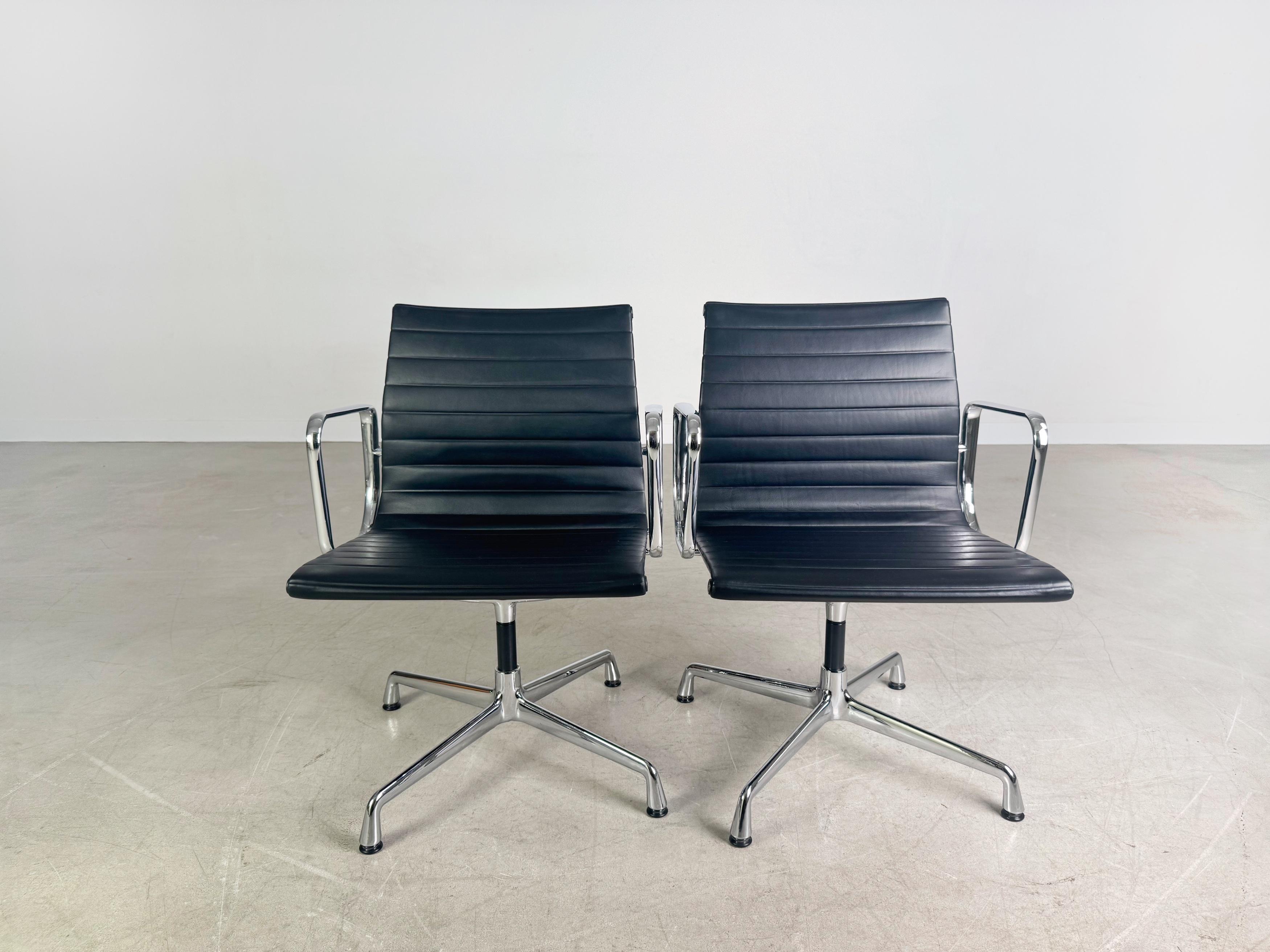 Wir bieten einen wunderschönen EA 108 Bürostuhl von Vitra aus schwarzem Leder zum Verkauf an. Das Design stammt vom bekannten Designduo Charles und Ray Eames und zeichnet sich durch seine elegante Form und hochwertige Verarbeitung aus. Die