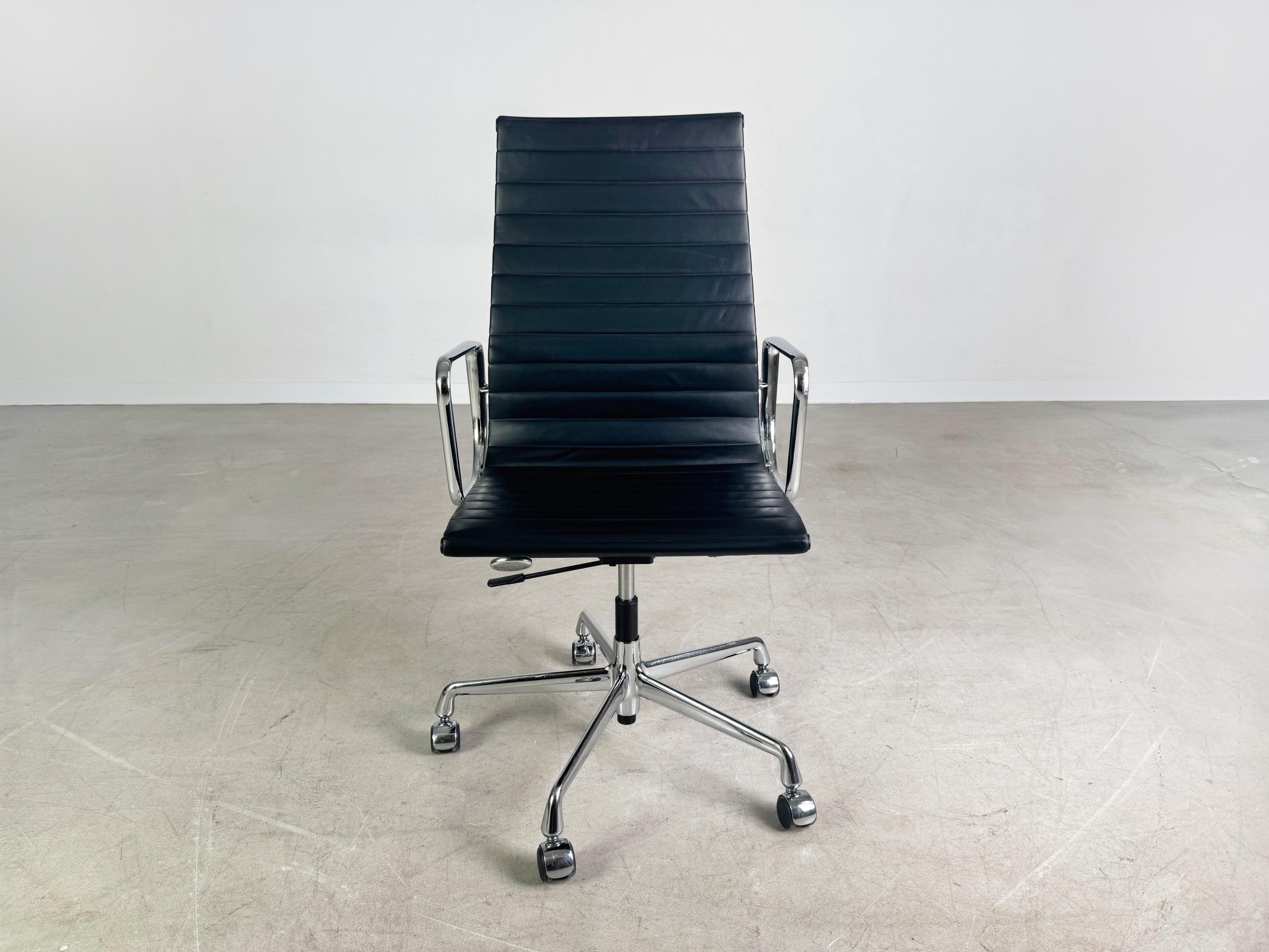 Wir bieten einen wunderschönen EA 119 Bürostuhl von Vitra aus schwarzem Leder zum Verkauf an. Das Design stammt vom bekannten Designduo Charles und Ray Eames und zeichnet sich durch seine elegante Form und hochwertige Verarbeitung aus. Die