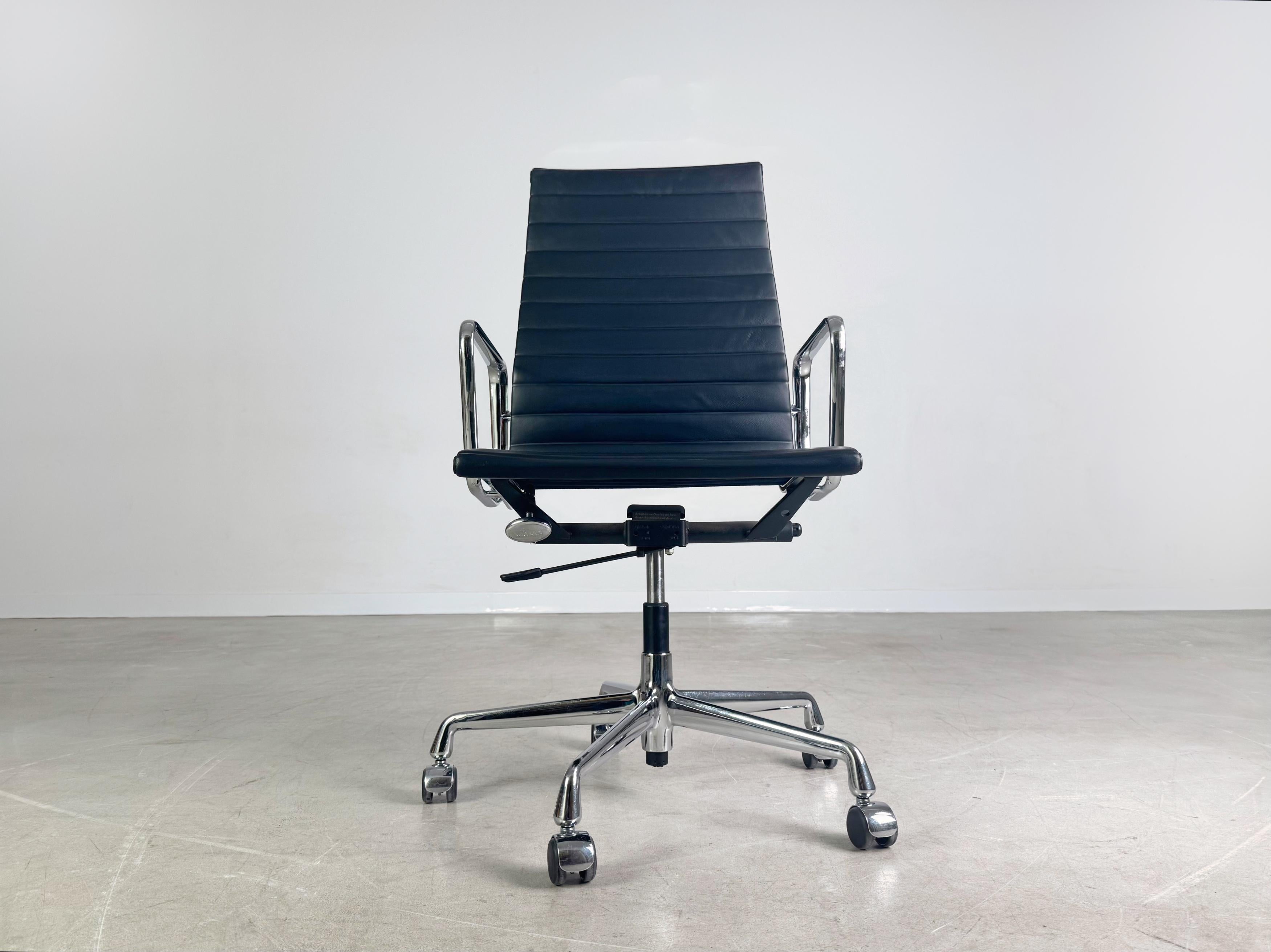 Vitra EA 119 Bürostuhl Charles & Ray Eames Hopsak Leder hoch (Postmoderne) im Angebot