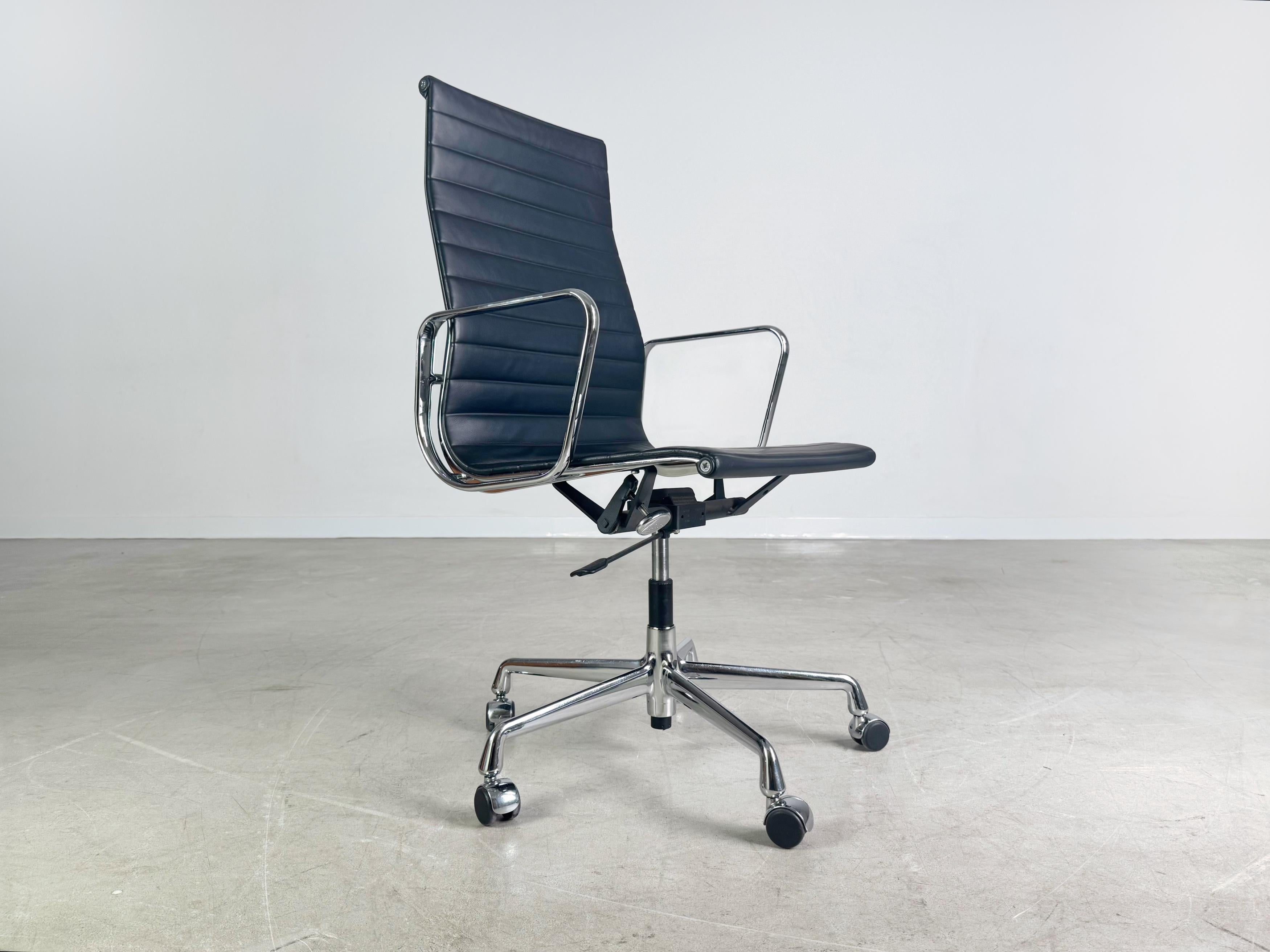 Vitra EA 119 Bürostuhl Charles & Ray Eames Hopsak Leder hoch im Zustand „Gut“ im Angebot in Berlin, DE