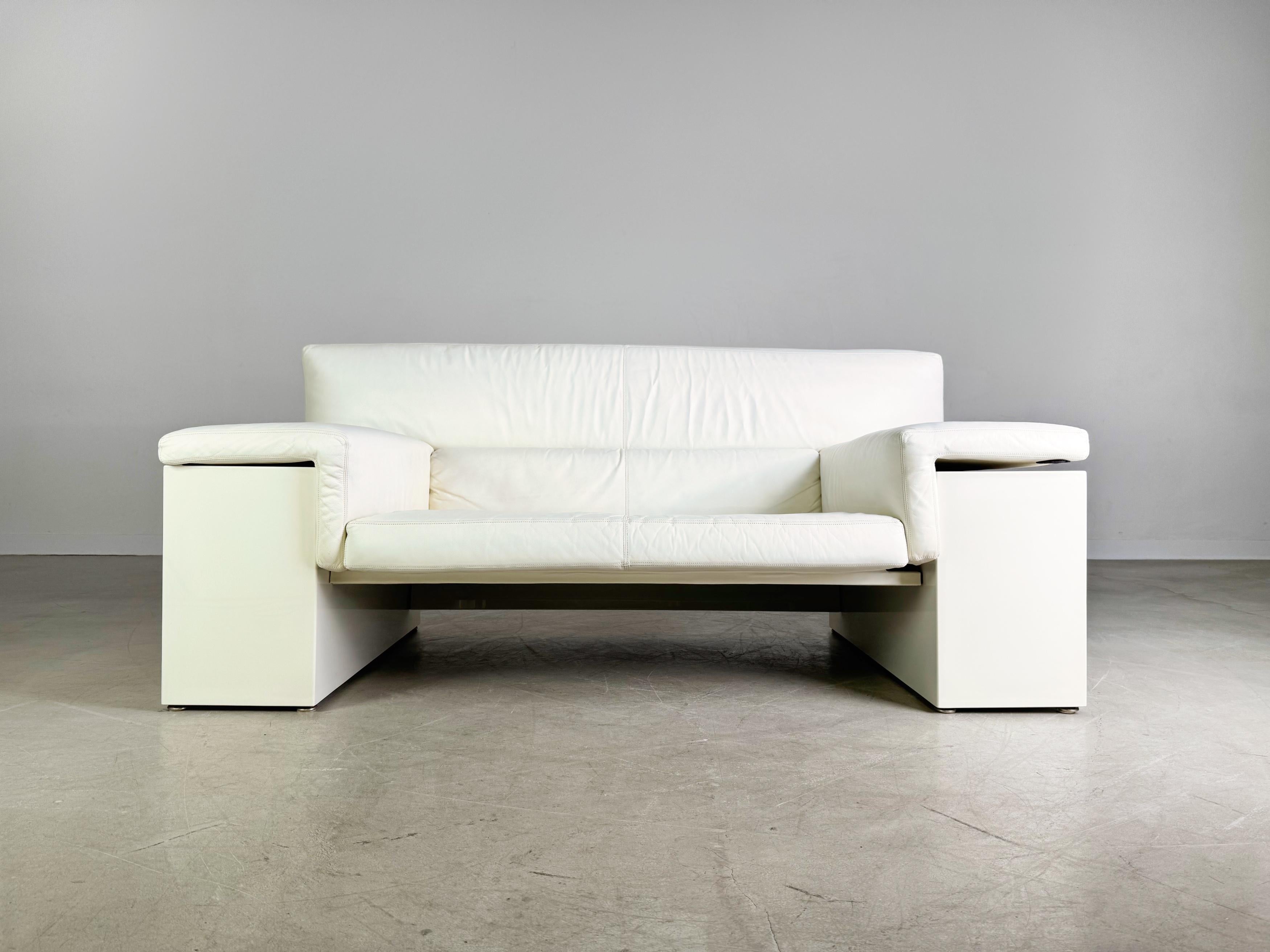 Te ofrecemos un maravilloso sofá doble blanco (Modelo: Brigadier) de Knoll de los años 80 para comprar. La idea surgió de Ciri Boeri, una de las diseñadoras de moda más destacadas de los años veinte. Jahrhunderts. El modelo Brigadier destaca por sus
