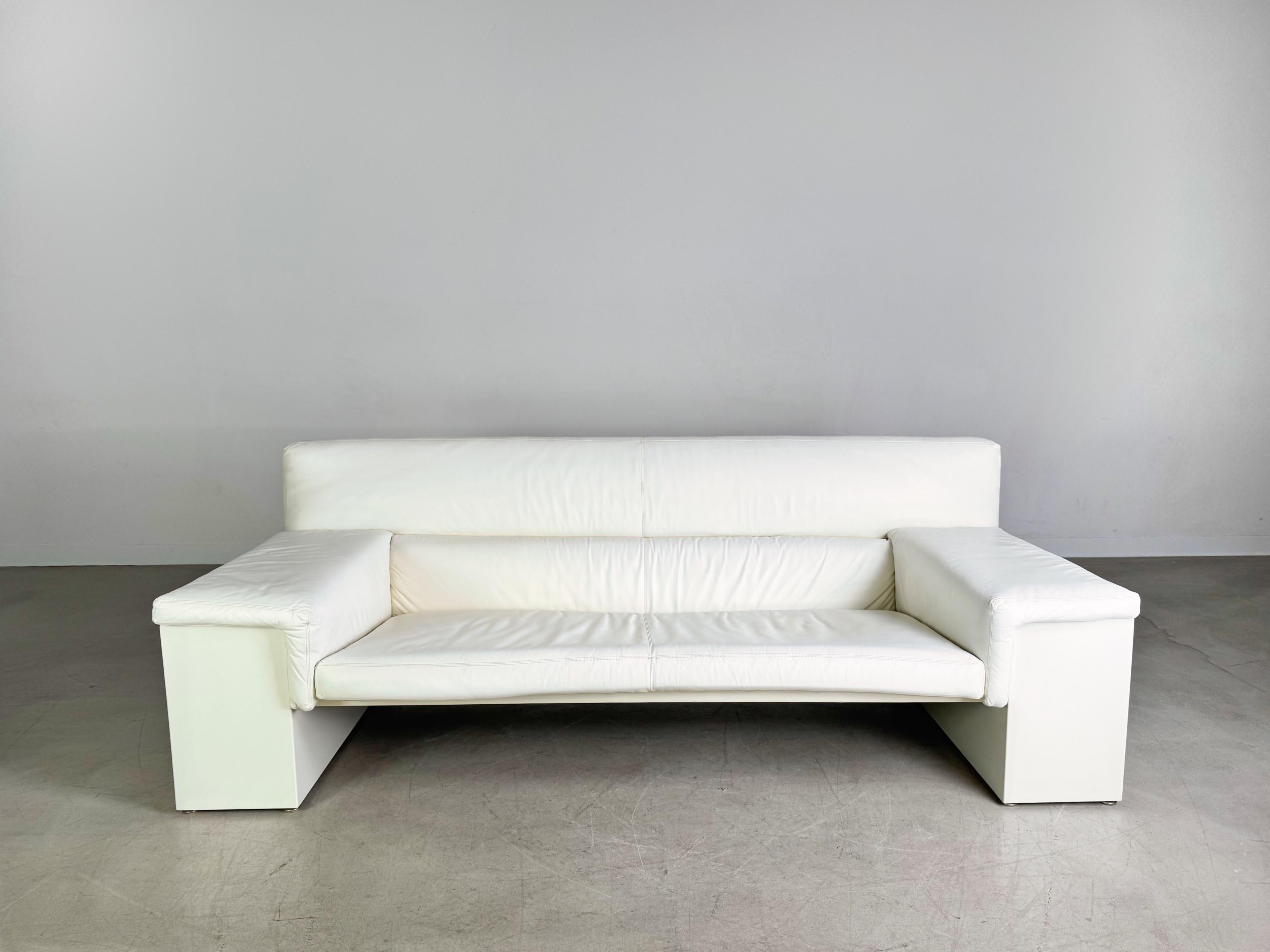 Te ofrecemos un maravilloso Sofá Dreisitzer blanco (Modelo: Brigadier) de Knoll de los años 80 para comprar. La idea surgió de Ciri Boeri, una de las diseñadoras de moda más destacadas de los años veinte. Jahrhunderts. El modelo Brigadier destaca