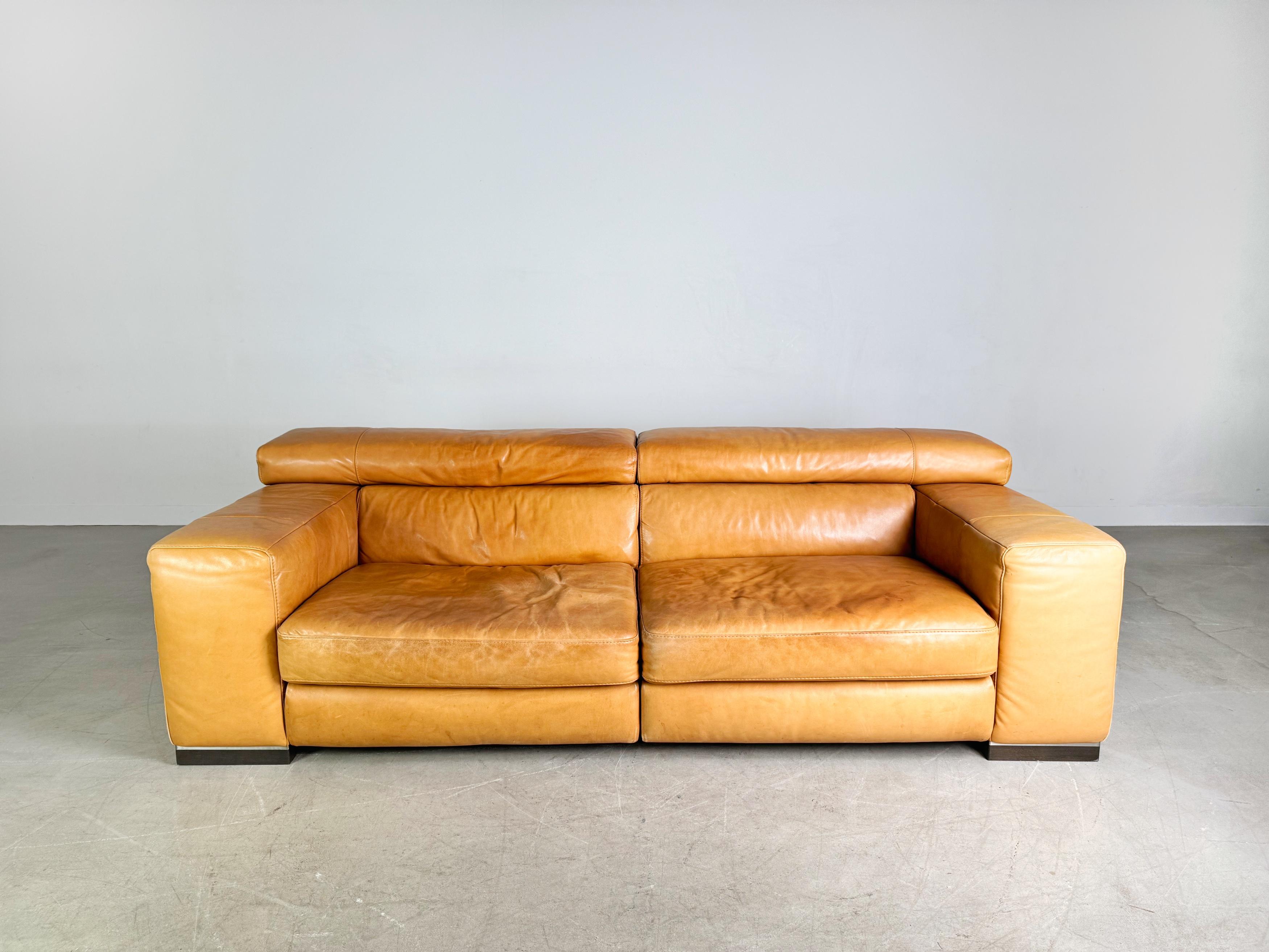 Wir bieten ein wunderschönes Dreisitzer Sofa vom italienischen Traditionshersteller Natuzzi in cognac braun zum Verkauf an. Bei dem Sofa handelt es sich um die 