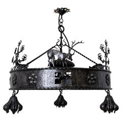 Lustre exceptionnel en fer forgé à la main, orné de motifs animaliers, vers 1920