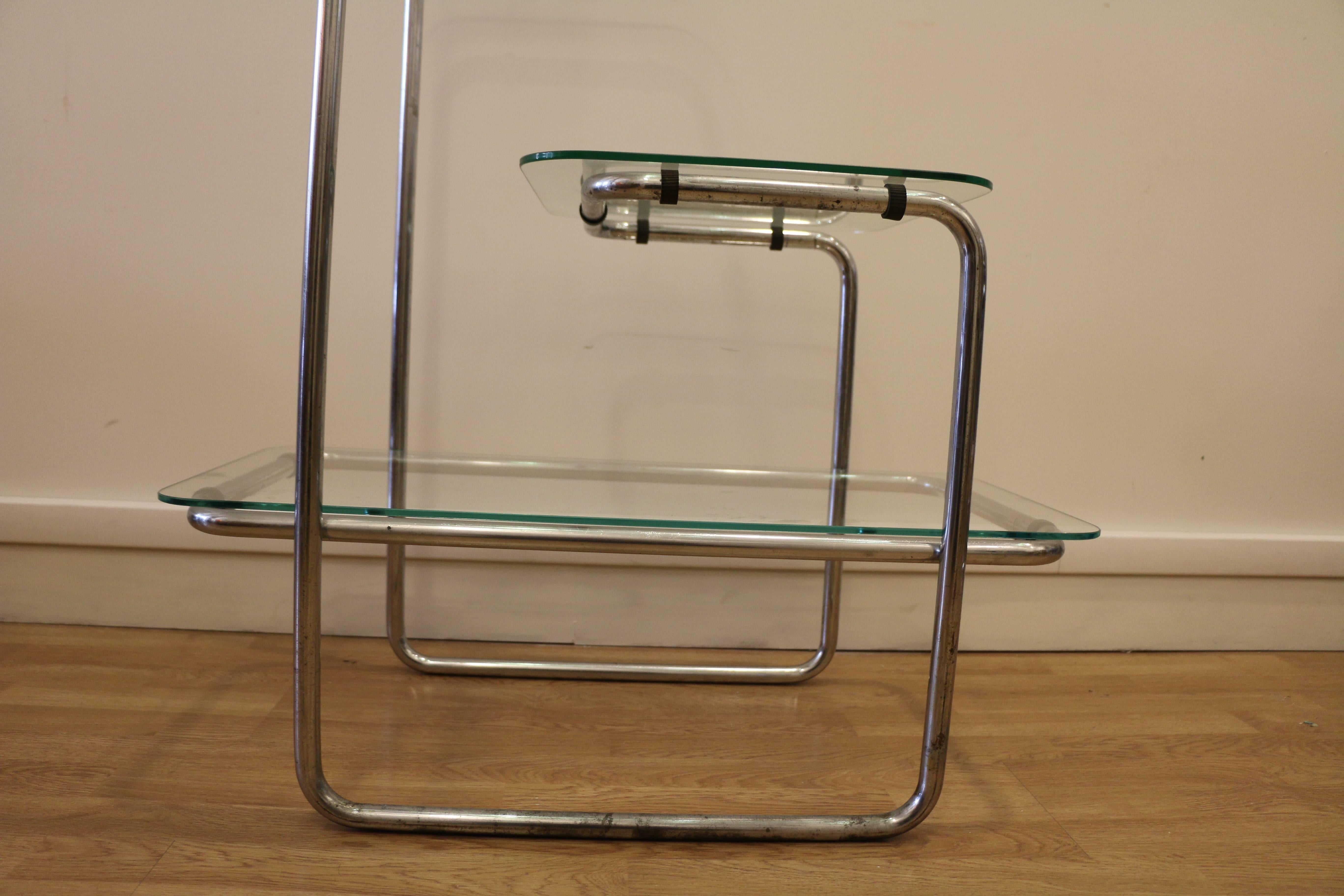 Shelves by Emile Guillot, circa 1930. These shelves have three levels with three glass panels on chromium tubular frame.
Model B136. This model epitomizes the Bauhaus concept of design: modern materials (glass, rubber, chromium tubular steel)