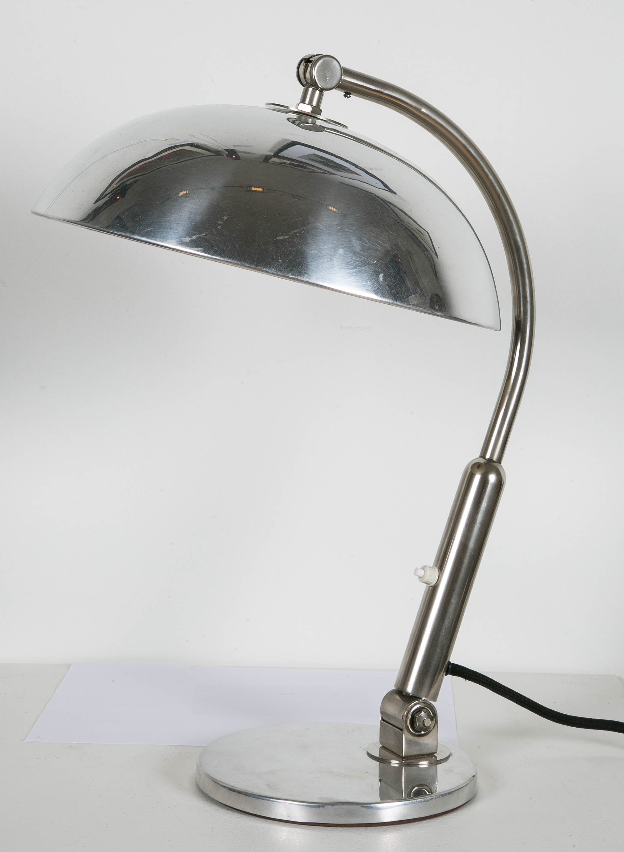 Steel table lamp with chrome steel base and aluminium shade, double articulated nickel-plated arm. This model was designed by H.TH.J.A. Busquet and edited by Hala (Hannoversche Lampenwerke), Bauhaus, circa 1935. Beautiful example of timeless Bauhaus