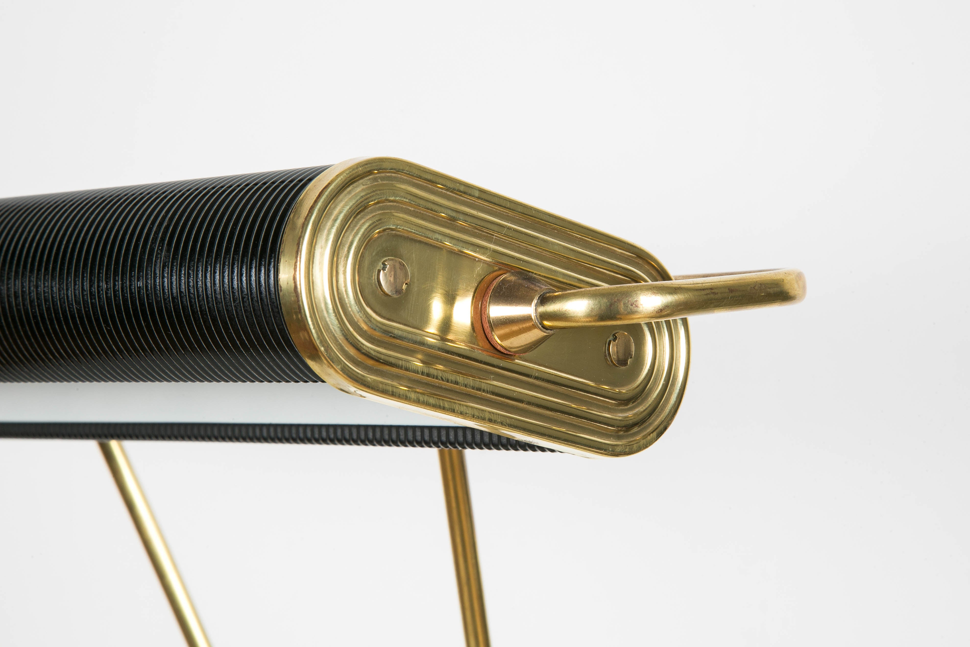 Eileen Gray (1878-1979), streamline design. Table lamp, 1945-1950, made of brass and black lacquered metal. Arm and shade adjustable. Edited by Jumo, France. 
In very good condition. Relacquered. Wired for European use.