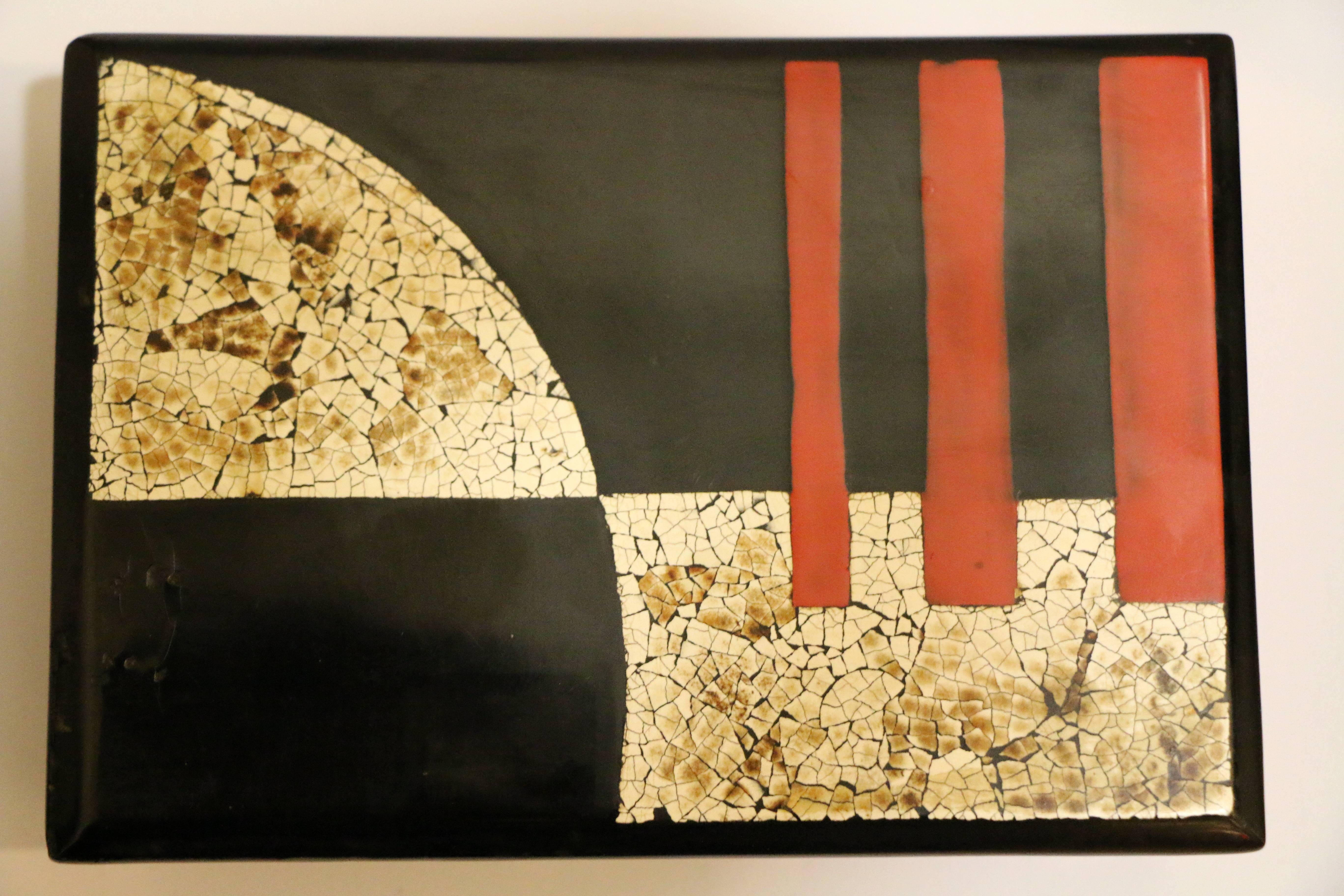 Rectangular casket with eggshell, black and red lacquer. 
Art Déco, France, circa 1930.