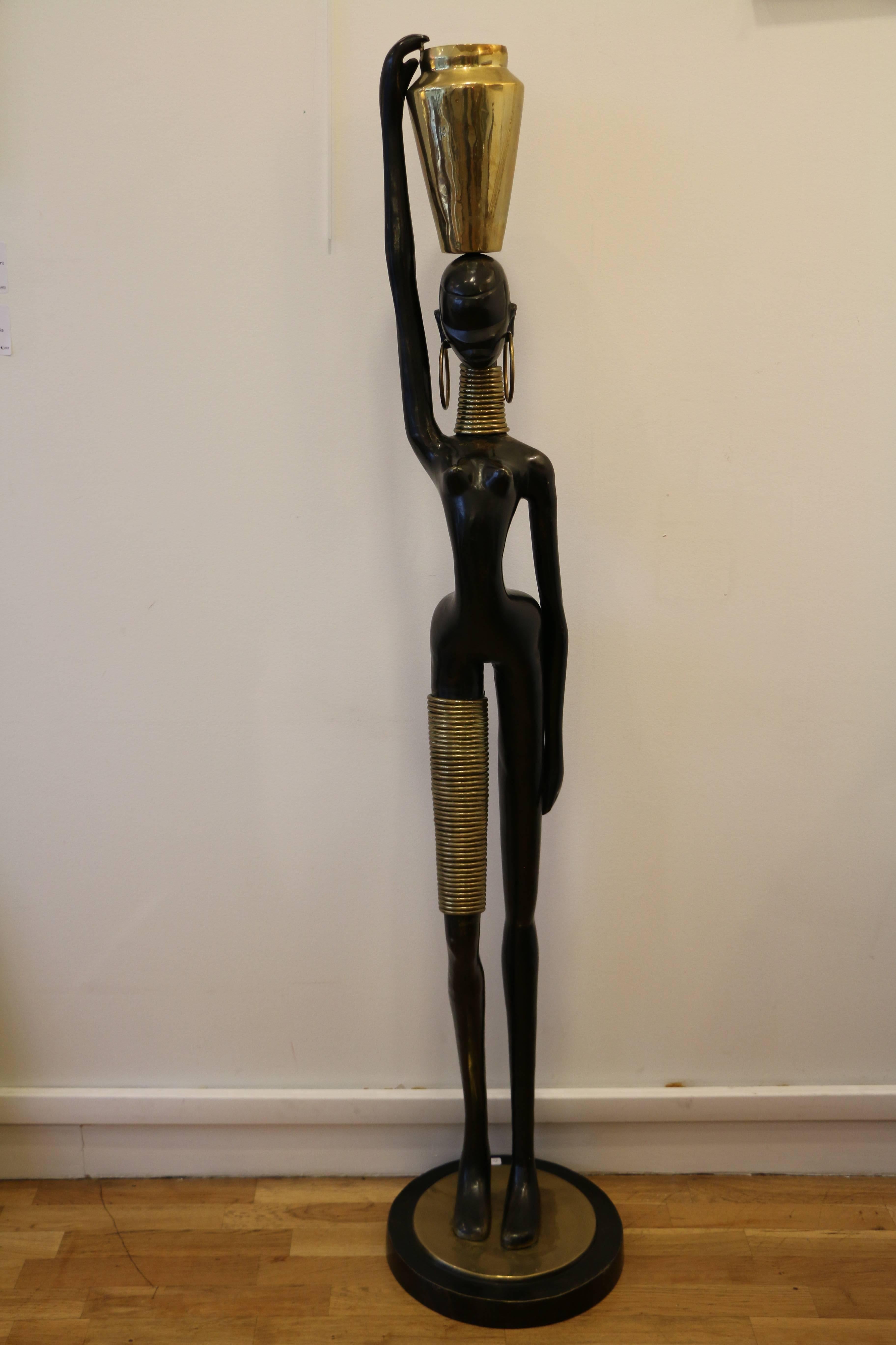 Human size (162cm) bronze sculpture of an African lady carrying a jug by Karl Hagenauer (1898-1956).
Bronze with black and golden patina, gilded brass.
Karl Hagenauer was an emblematic metal sculptor from the Art Deco period and based in Vienna