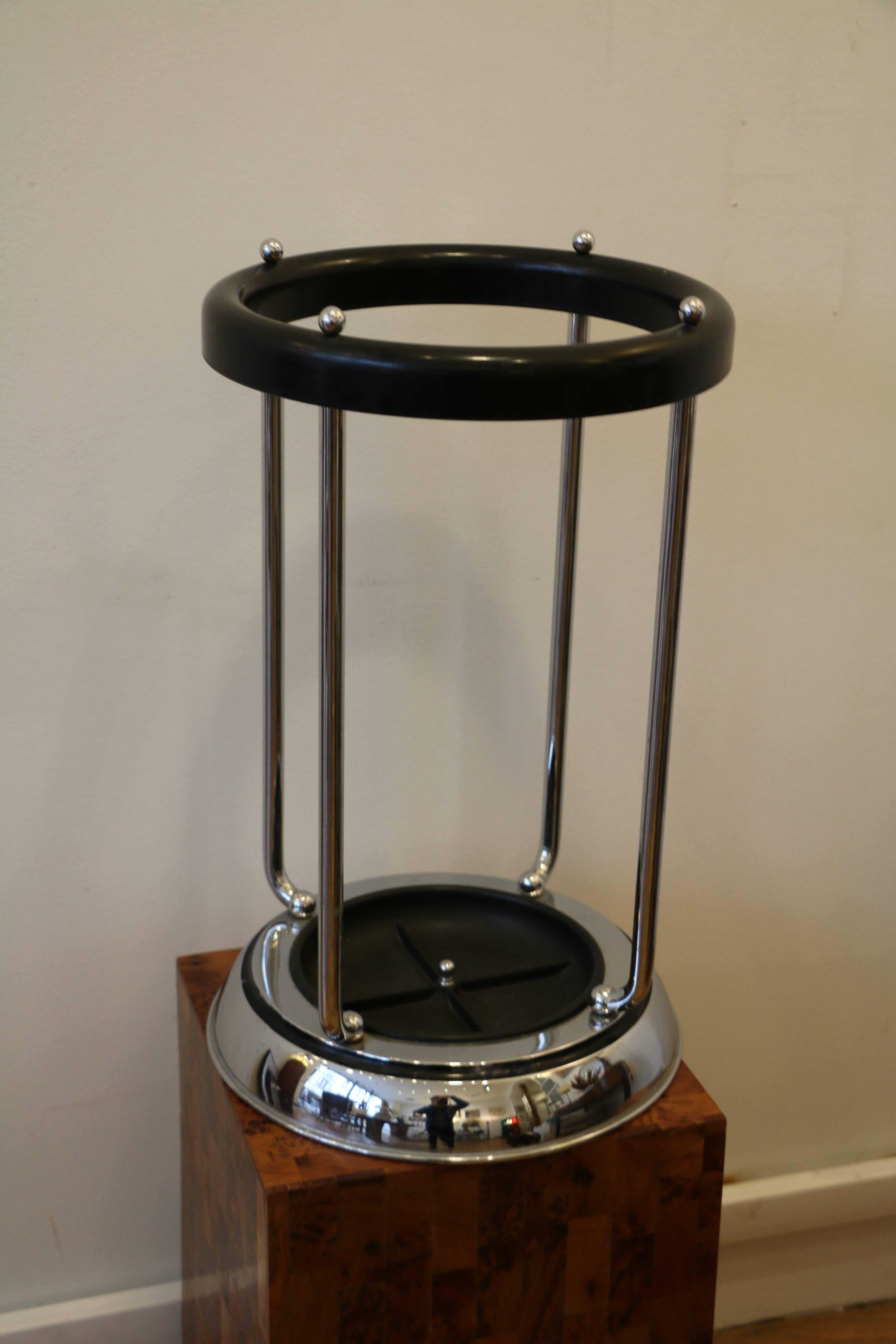 Modernist umbrella stand made of chromium-plated metal and black bakelite. Very good condition. Art Deco. Probably made in Belgium.