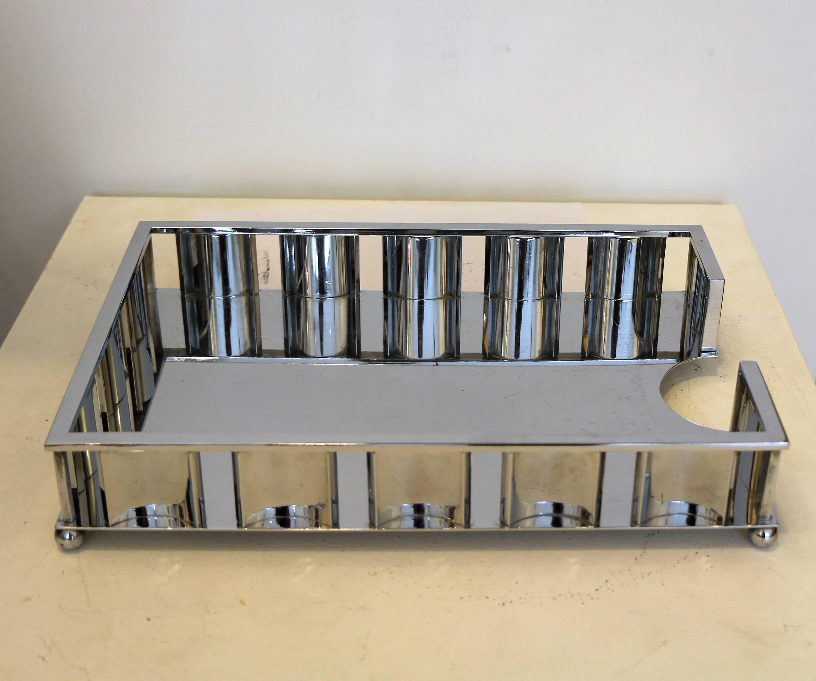 Exceptional letter tray by Jacque Adnet (1900-1984).
Chrome-plated metal, circa 1930. Typical Modernist Art Deco style.
Excellent condition
Referenced in 
