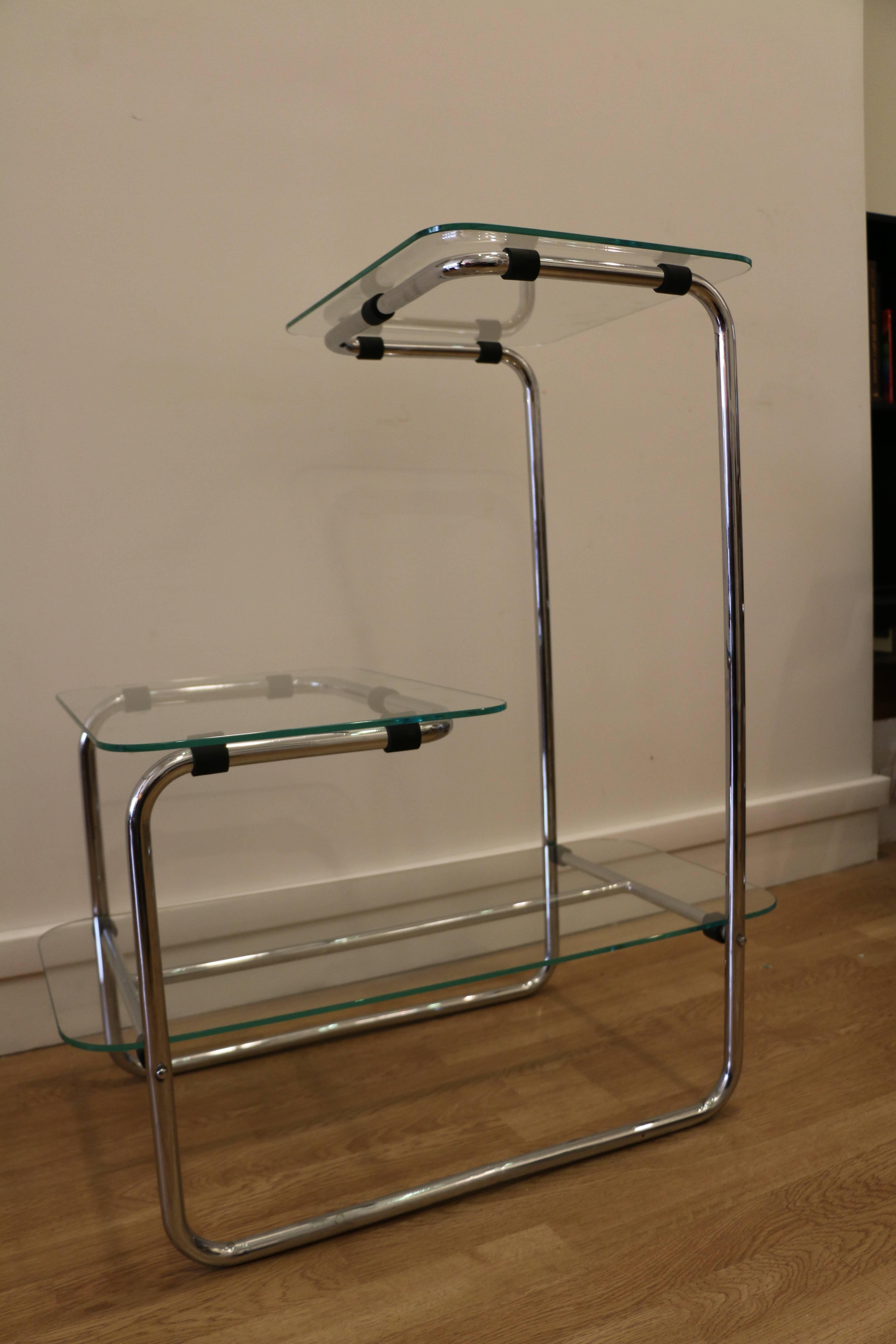 Shelves by Emile Guillot, circa 1930. These shelves have three levels with three glass panels on chromium tubular frame.
This model is quite original and rare as it has straight tubes (H-form) below the bottom glass panel instead of a frame shape