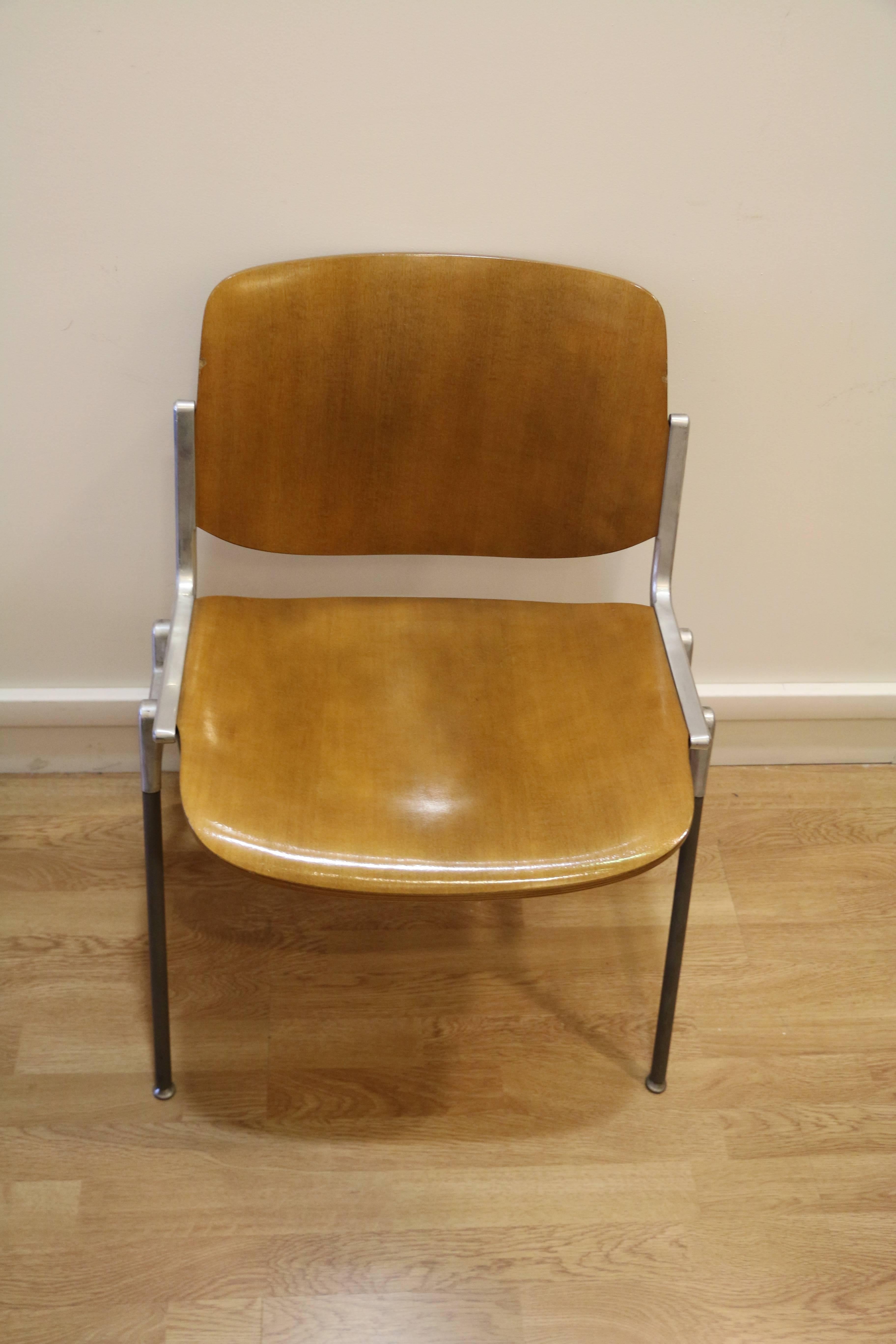 Set of six chairs by Giancarlo Piretti, Model Nr 106 designed in 1967, Italy, Castelli edition. This model is no longer manufactured. 
Chair back and chair seat made of thermoformed/molded plywood. Veneer has been restored, Very nice light honey