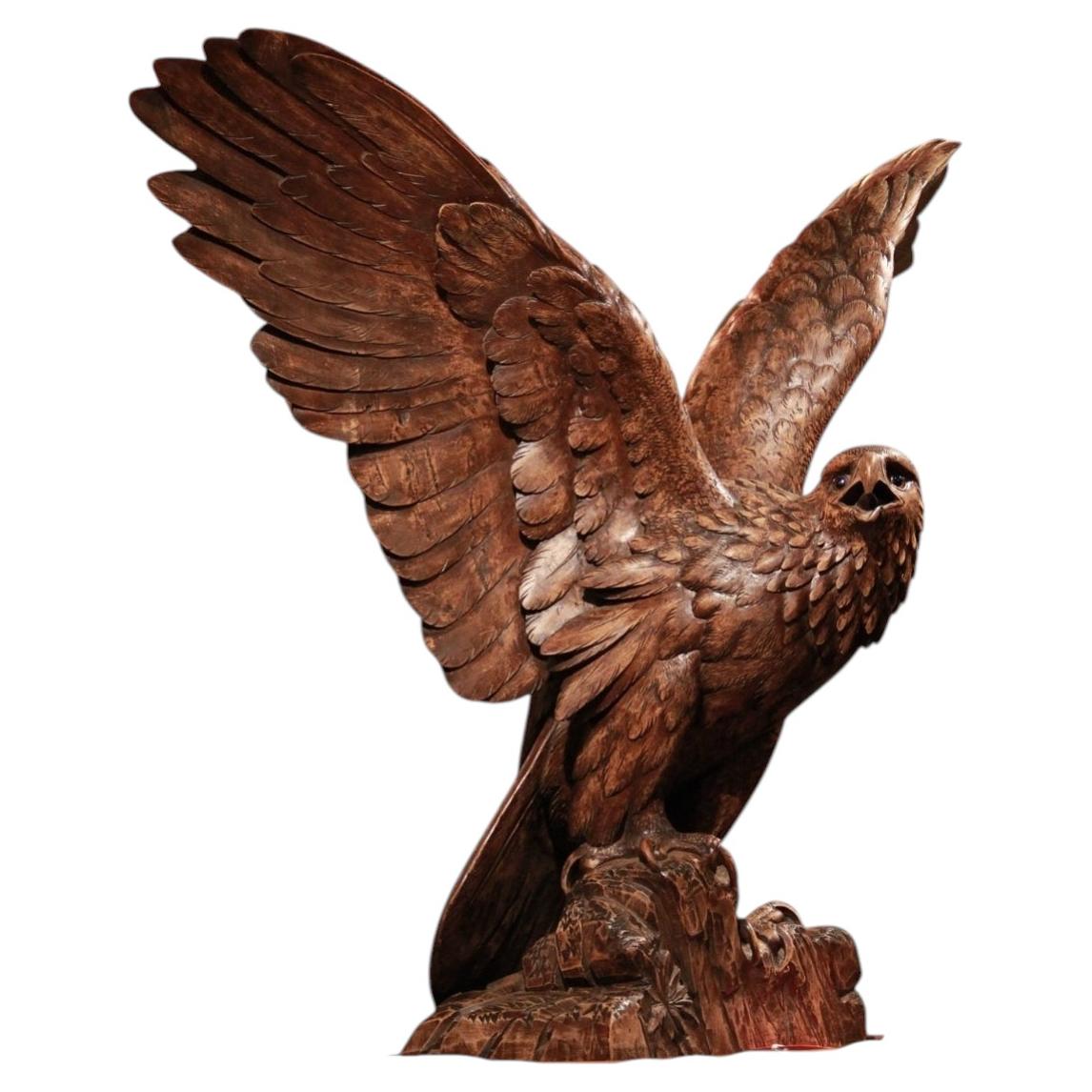 Un'aquila reale della Foresta Nera di Brienz a grandezza naturale, scolpita in modo meraviglioso