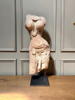 Torso de un devata en arenisca roja de la India - Siglos X/XI