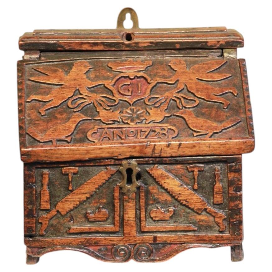 Caja de pared de nogal tallado con fecha, de origen inglés, 1728 en venta