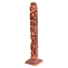 Un totem miniature de la côte nord-ouest, Colombie-Britannique, Canada, vers 1900