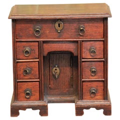 Un raro escritorio vernáculo en miniatura con hueco para las rodillas, inglés, hacia 1740-1760