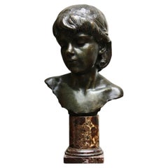Un busto de bronce patinado de una niña, de alrededor de 1900