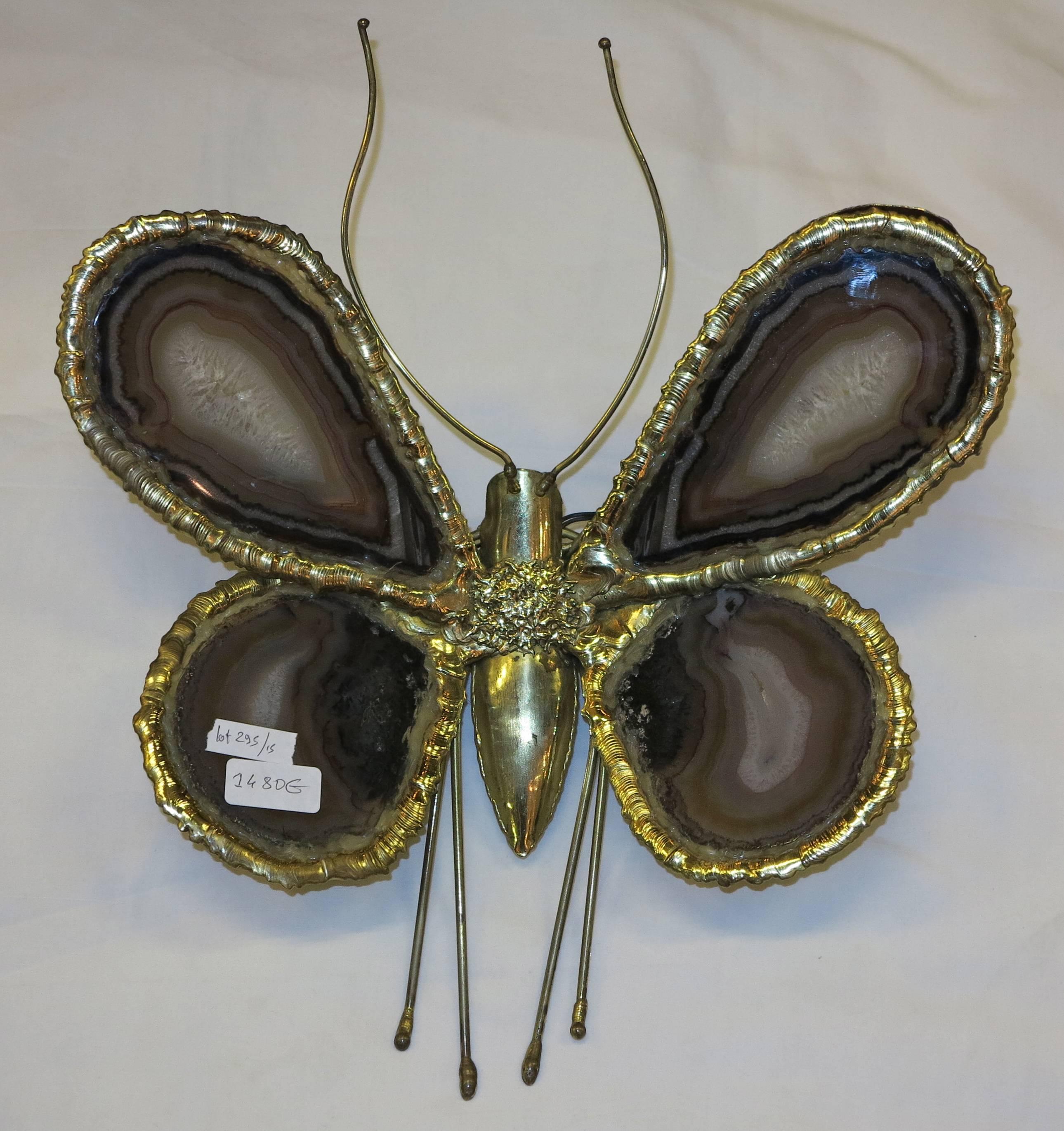 Bronze wall lamp has decoration of butterfly, four bulbs, wings in agate, good condition, circa 1970.

38 X 42 cm