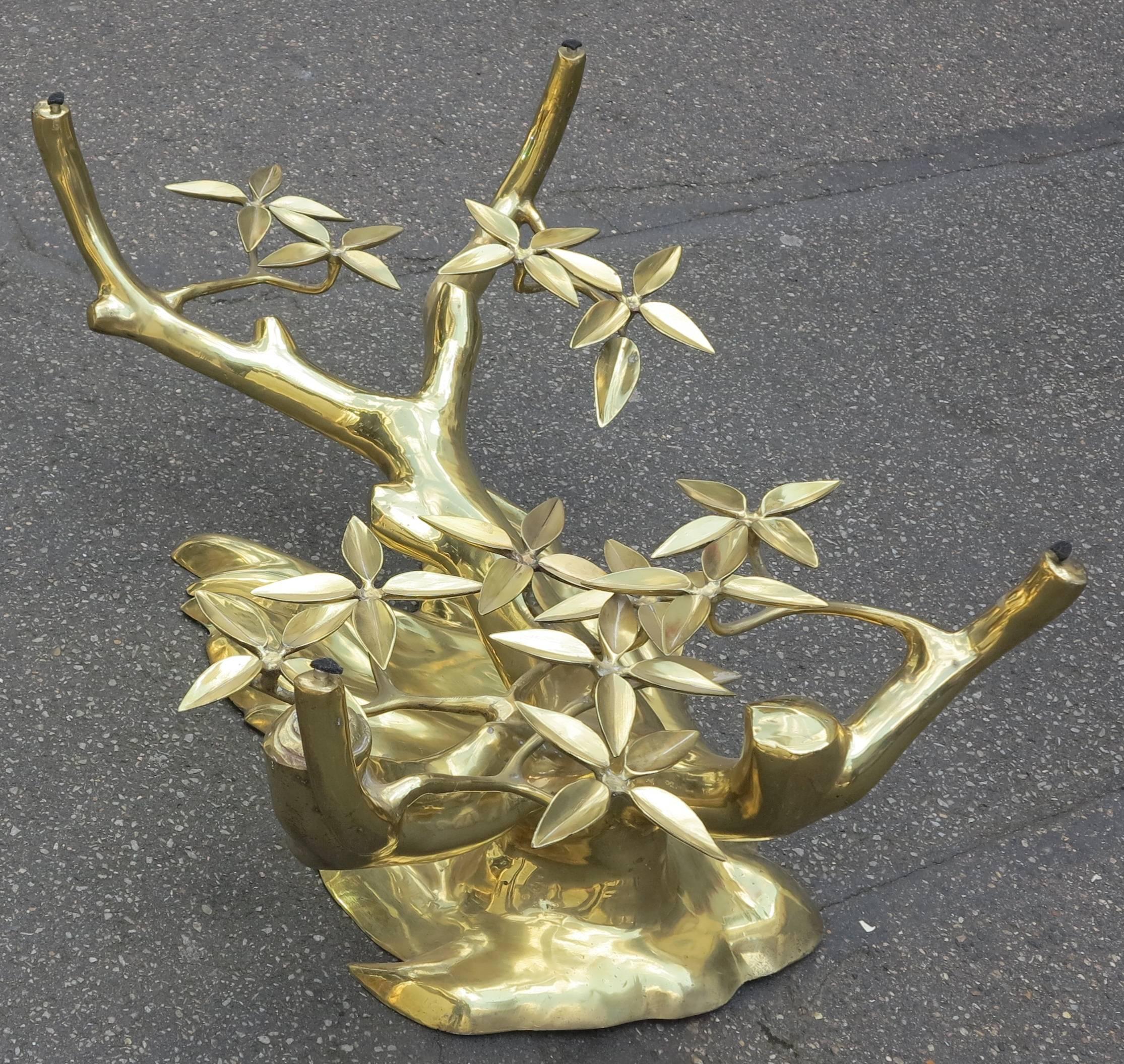Gilded bronze coffee table representing a bonsai on a sand dune, sizes except glass tray beveled 92 x 66 cm.
Good condition, circa 1970.