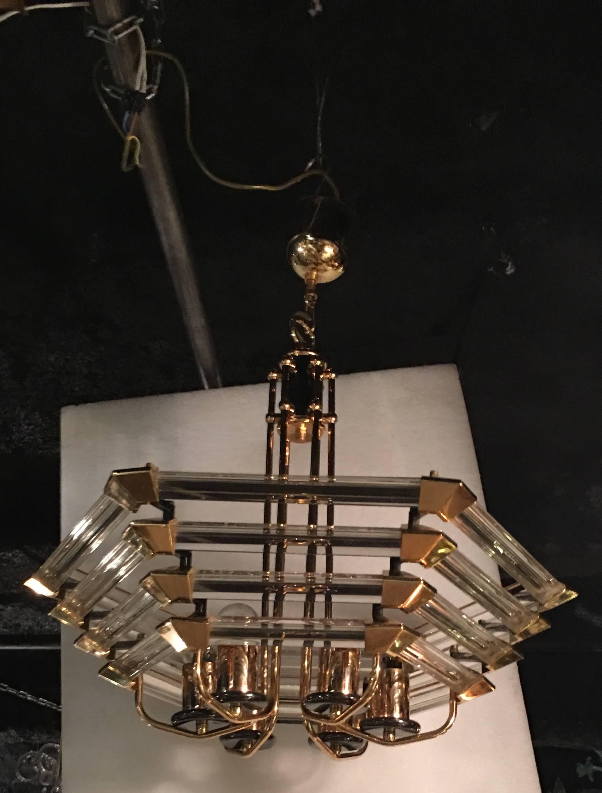 Chandelier in Lucite and gilded metal and brass, six bulbs, circa 1970. Good conditions, everything is screw, diagonal size 62cm.