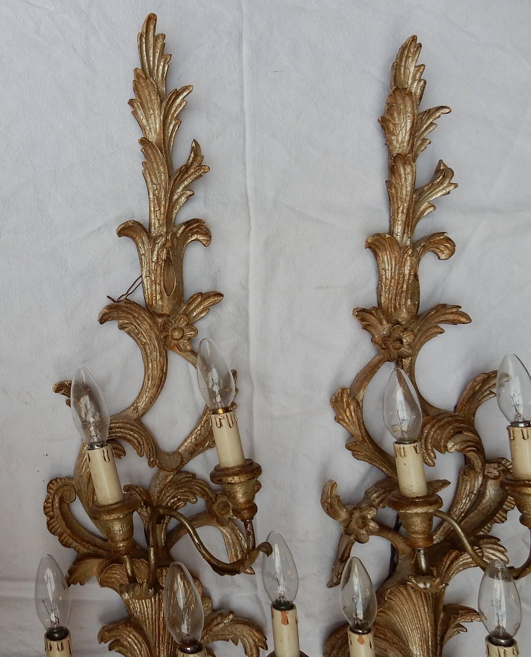Paar Wandleuchter aus versilbertem Holz im Stil von Louis XV aus den 1950er bis 1970er Jahren  im Zustand „Gut“ im Angebot in Paris, FR