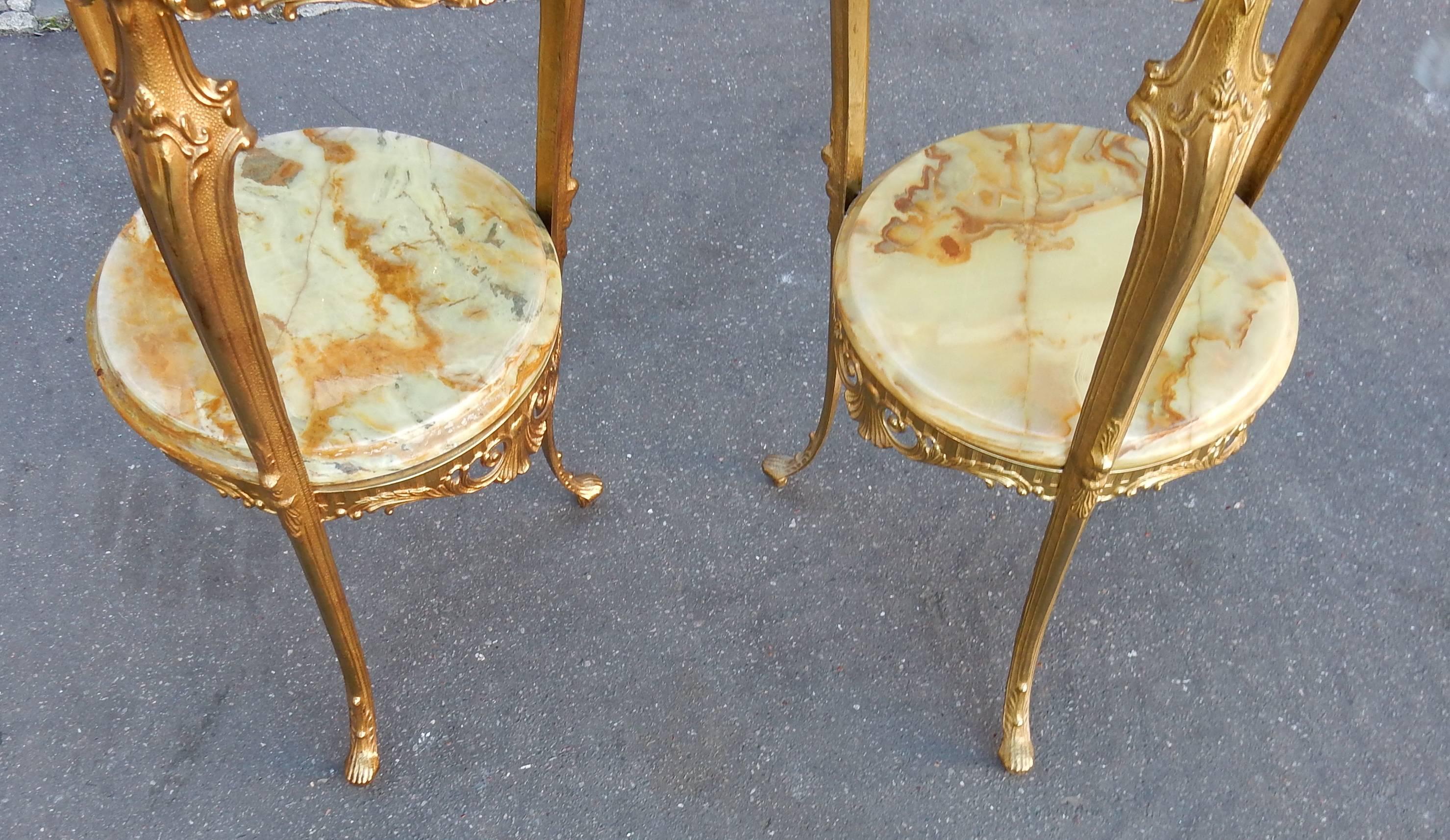 Pair of tripod saddles, style Louis XV, gilded bronze, diameter lower plate 32 cm, good condition