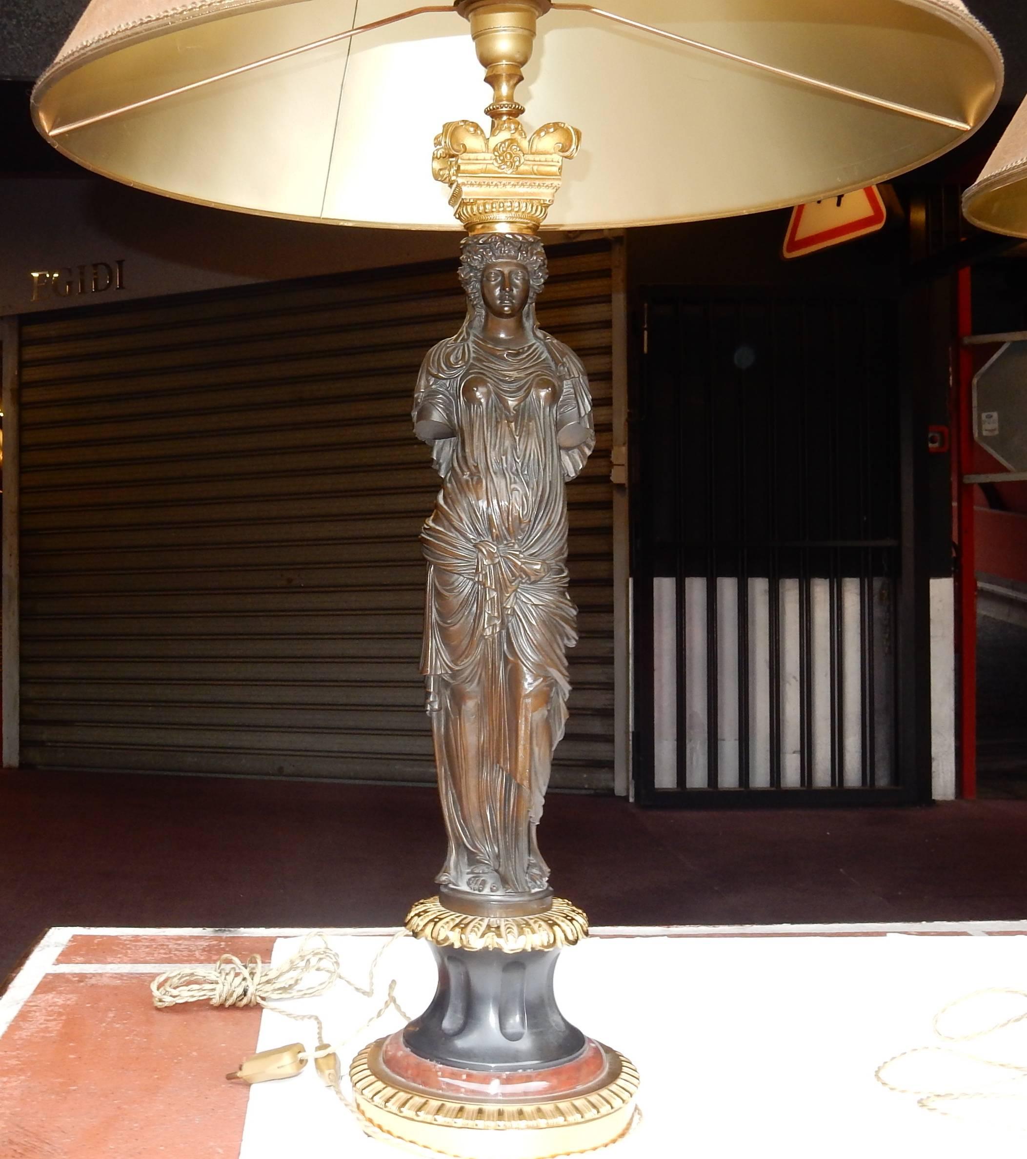 Pair of lamps with vestals in bronze double patina with Corinthian capitals the base in bronze supports a marble cherry and a flare in black marble, the statues, women draped dating from the end of the 19th century were mounted in the second half of