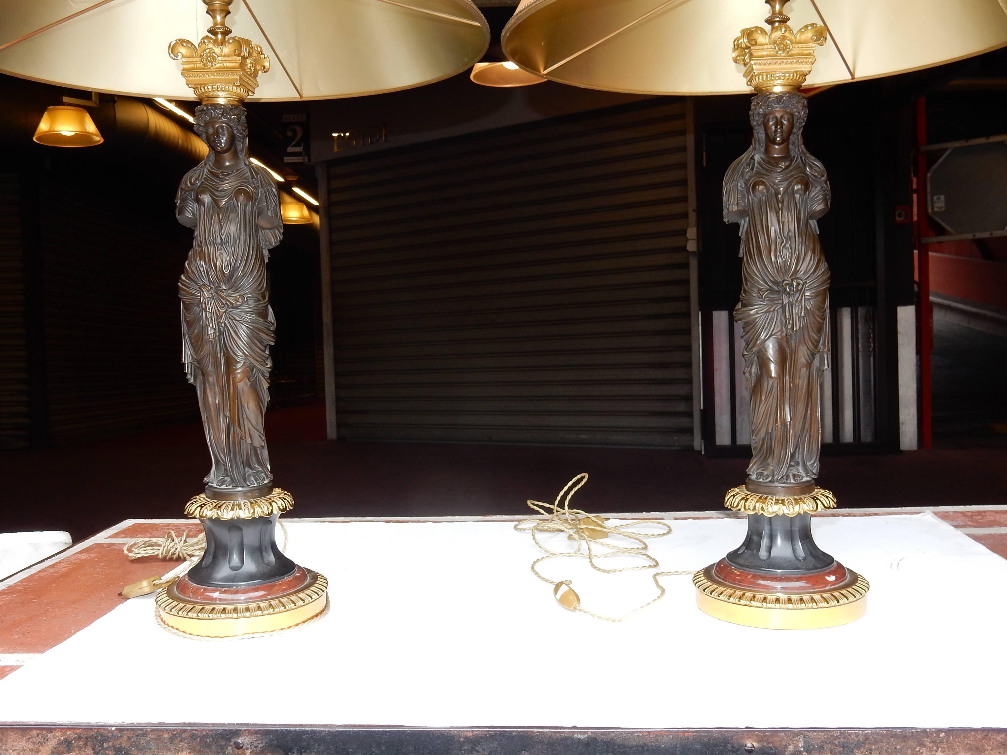 1880 Pair of Bronze Lamps at the Vestals In Good Condition In Paris, FR