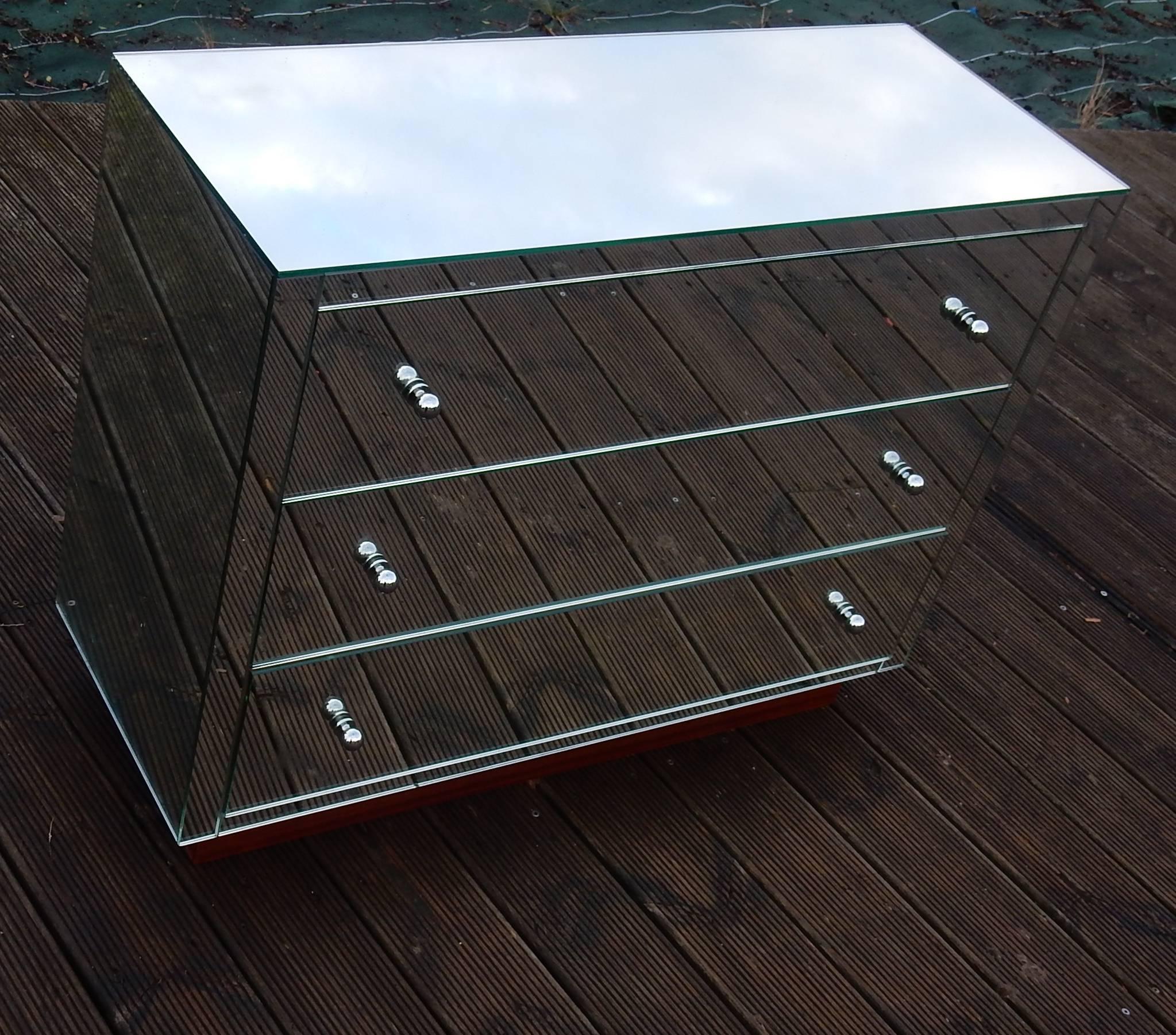 Chest of drawers art deco covered by mirrors on plinth, three drawers six chrome buttons, circa 1940-1950, good condition original,
drawers mounted with dovetail! Guaranteed quality of manufacture by a cabinetmaker.