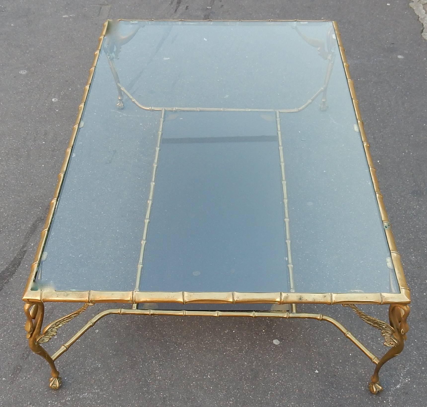 Coffee table with two-level, swan decorated with glass shelves, the structure is made of bronze or patinated brass, feet are eagle claws clasping a ball in the Chippendale style, its six extra tables 47 x 47 X H 40 n have a tray and the bottom ends