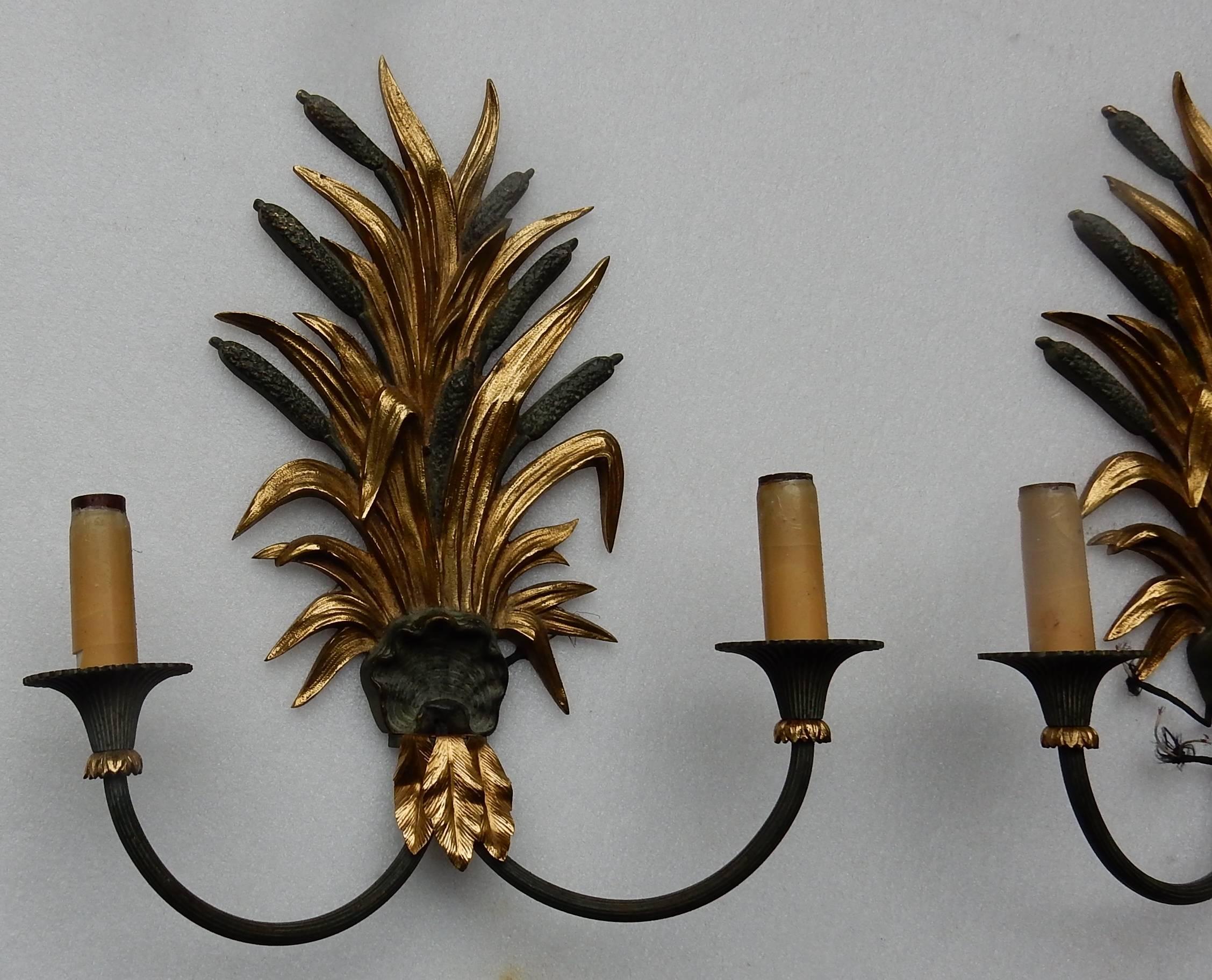 Pair of sconces to reeds, by Maison Charles and the two arms of lights, gilded and skated bronze, good condition, circa 1950-1970.