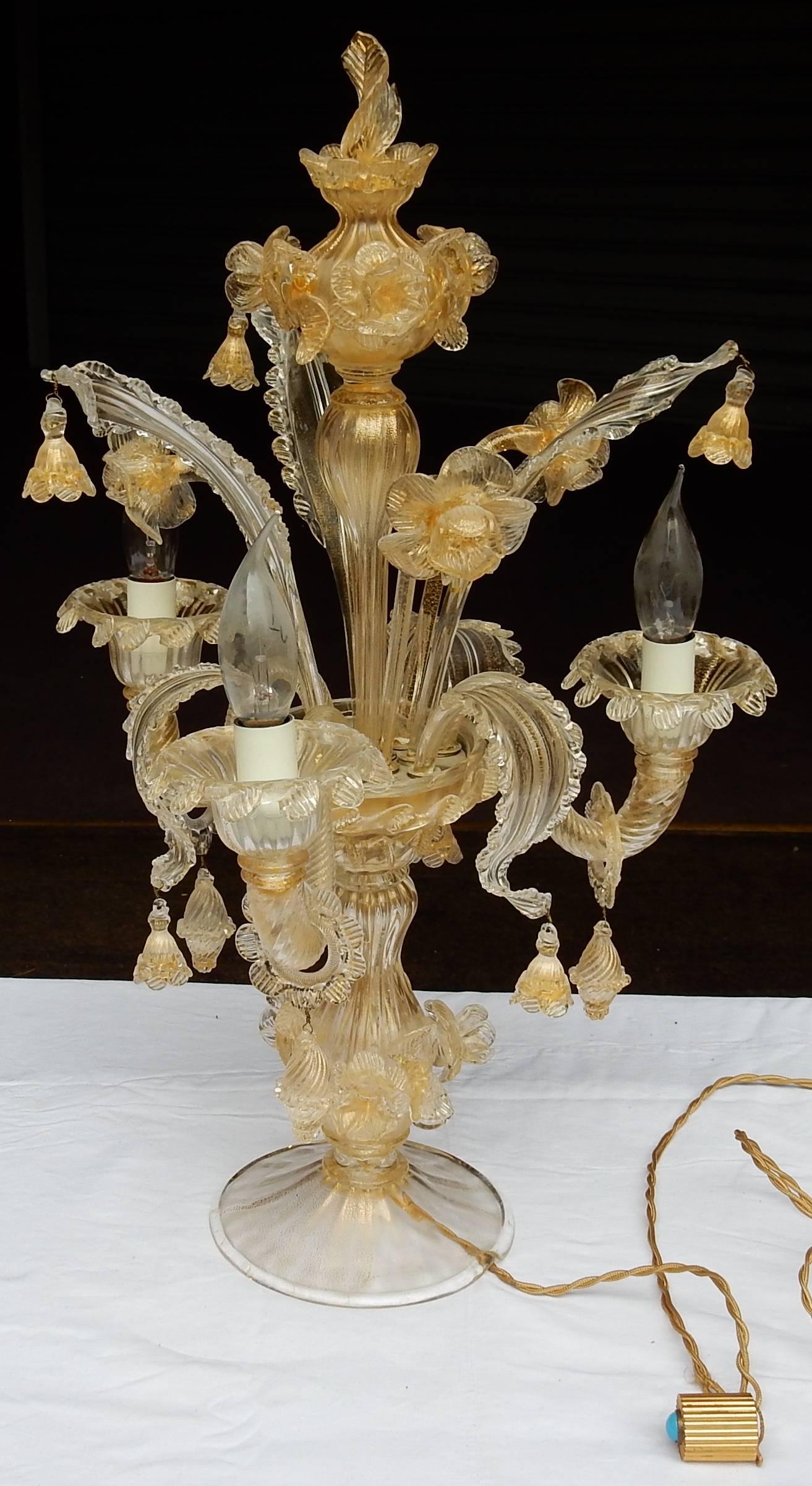 Clandestic Kristall mit Einschluss von Gold, guter Zustand, ca. 1950-1970, drei Blätter oben, drei Blätter unten und drei Blumen oben.