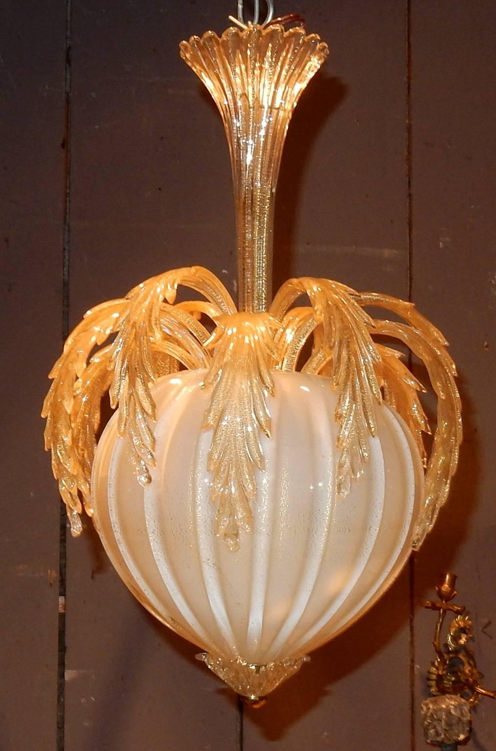 Chandelier crystal with inclusion of gold good condition, circa 1950-1970, 12 leaves down.