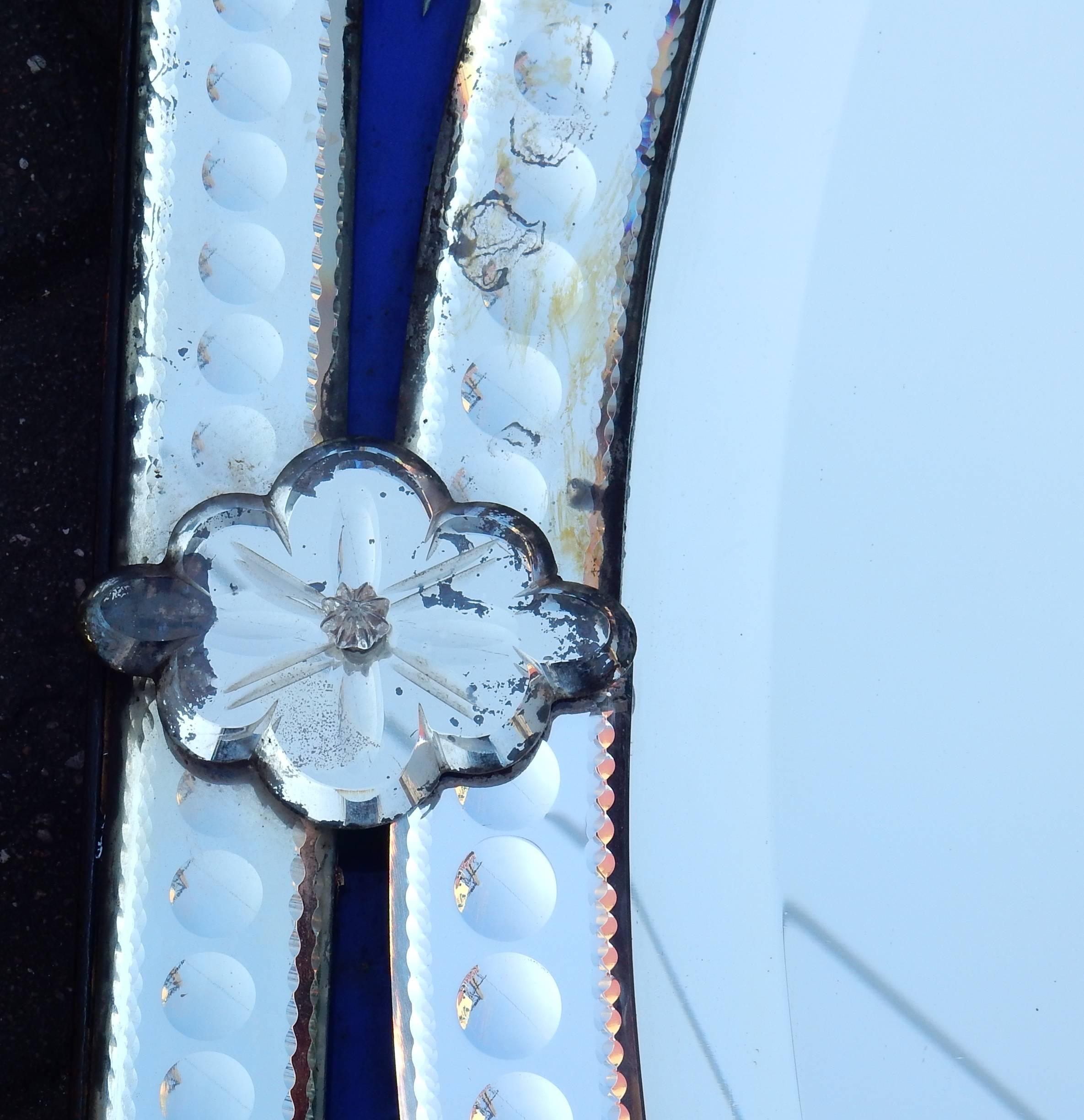 Miroir vénitien avec fronton en verre bleu orné de fleurs, 1880-1900 Bon état - En vente à Paris, FR