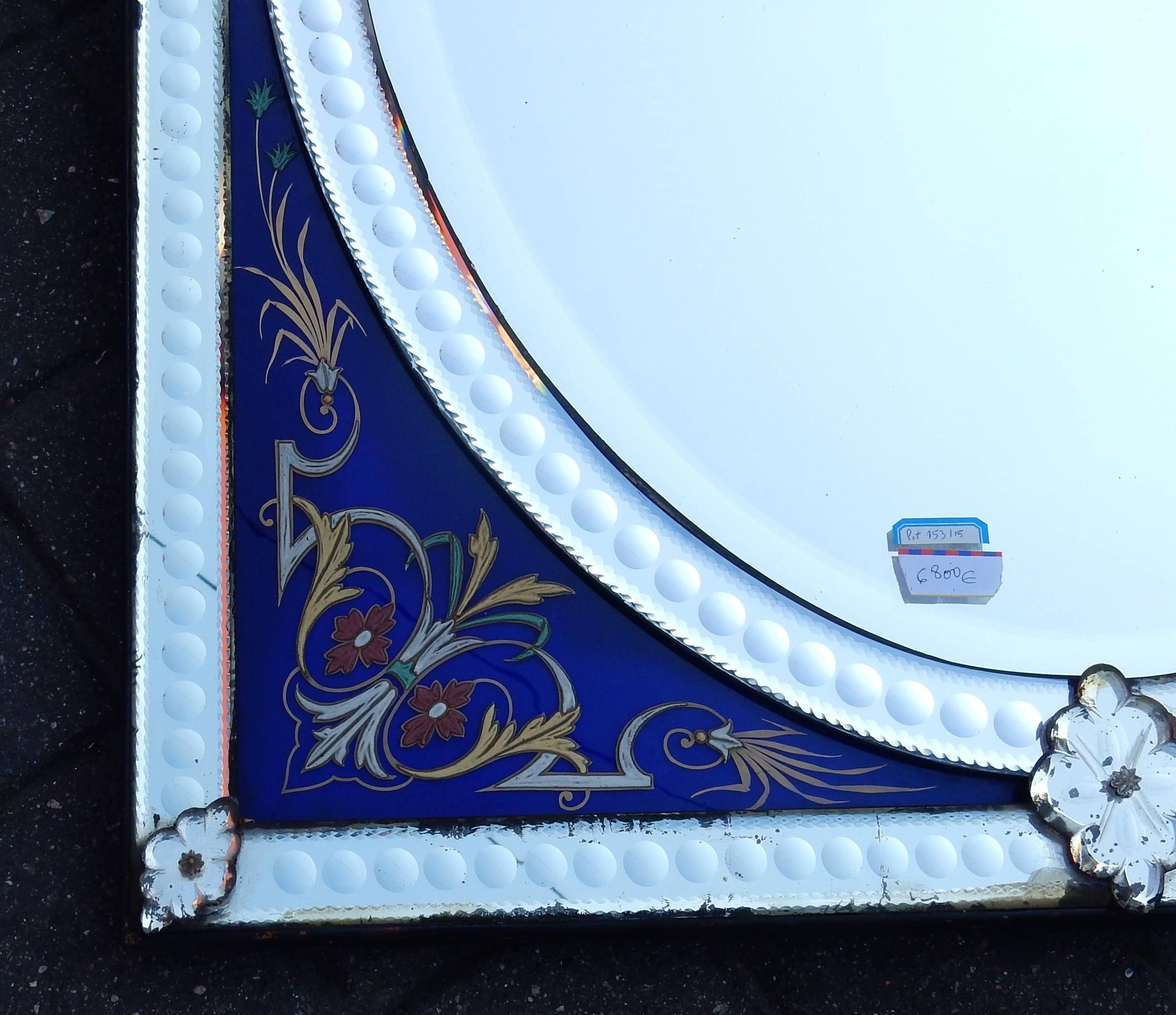 Venezianischer Spiegel aus der Zeit 1880-1900 mit blauem, mit Blumen verziertem Zinnglas (Versilbert) im Angebot