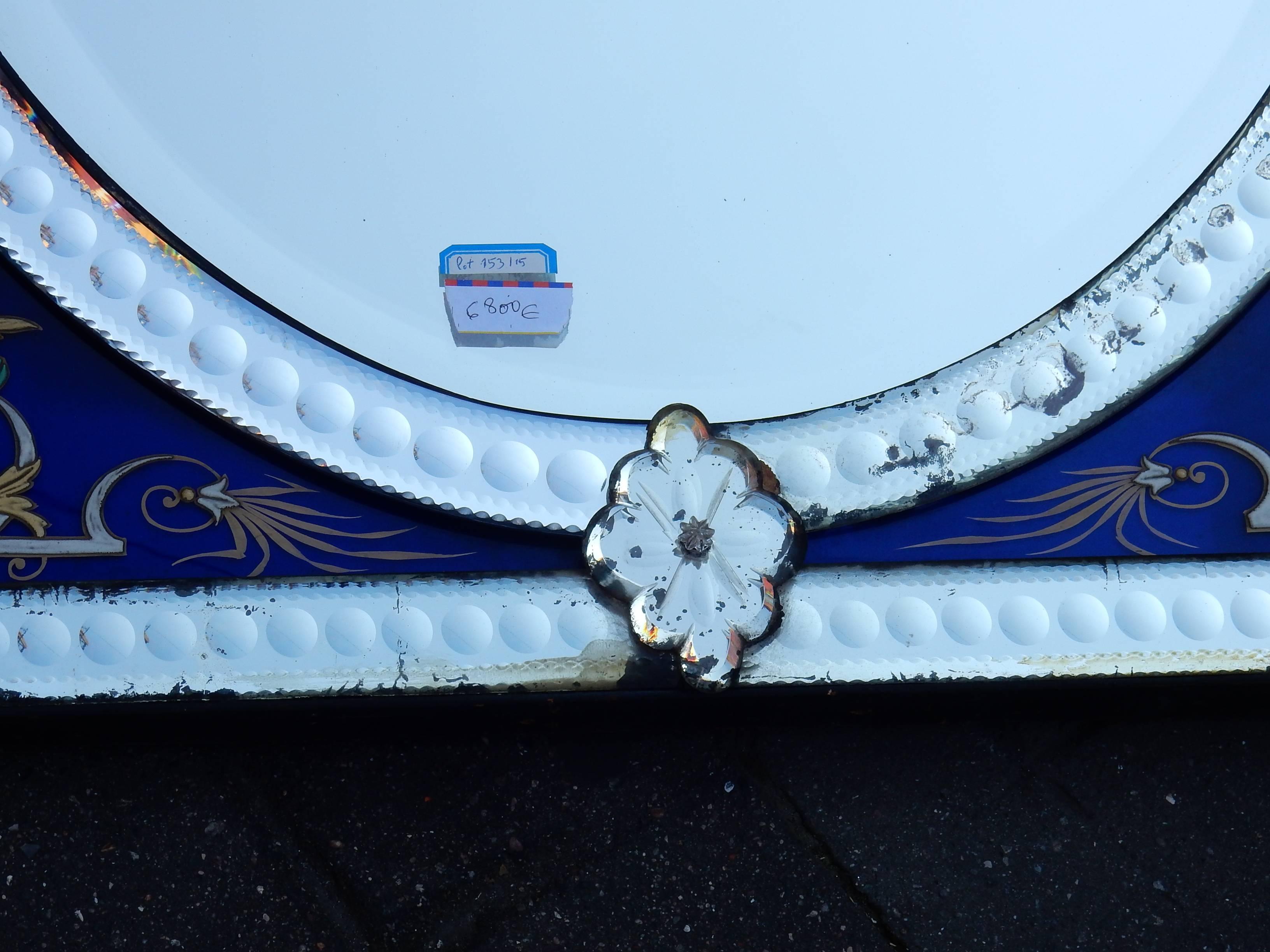 1880-1900 Venetian Mirror with Pediment Blue Glass Adorned with Flowers In Good Condition For Sale In Paris, FR