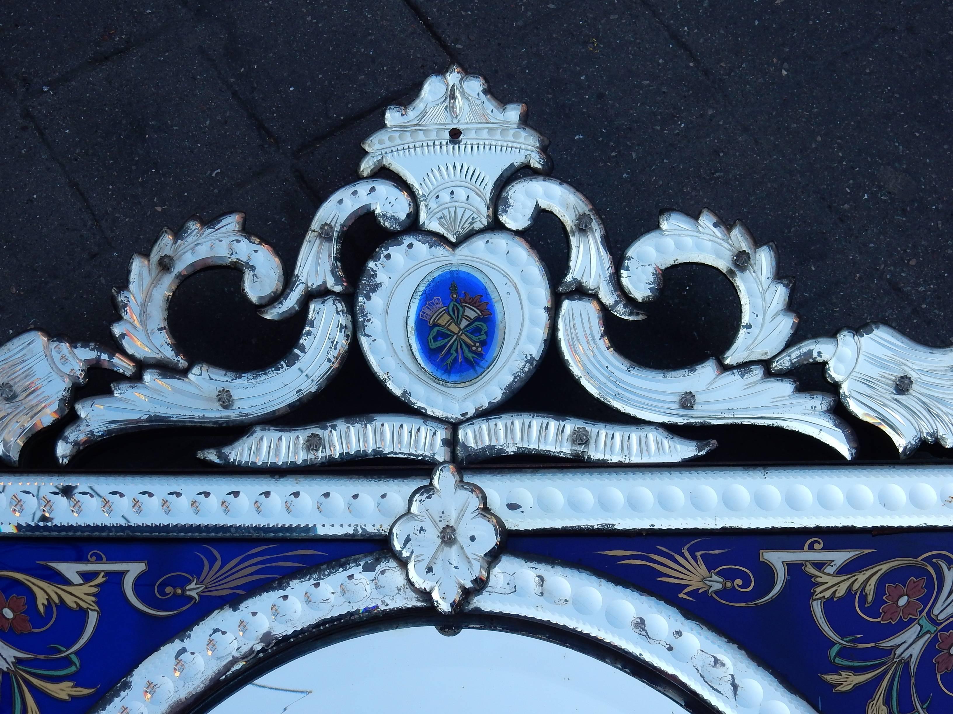 Venezianischer Spiegel aus der Zeit 1880-1900 mit blauem, mit Blumen verziertem Zinnglas (Glas) im Angebot