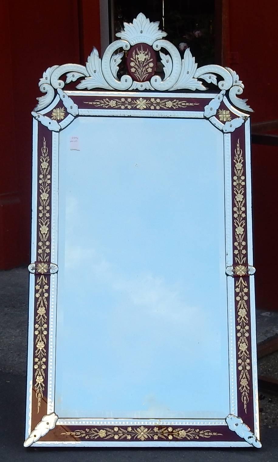 Mirror has front wall, centre beveled with a frame of glass colored there fixed under glass, decoration of flowers and bubbles
Good condition, circa 1880-1900.