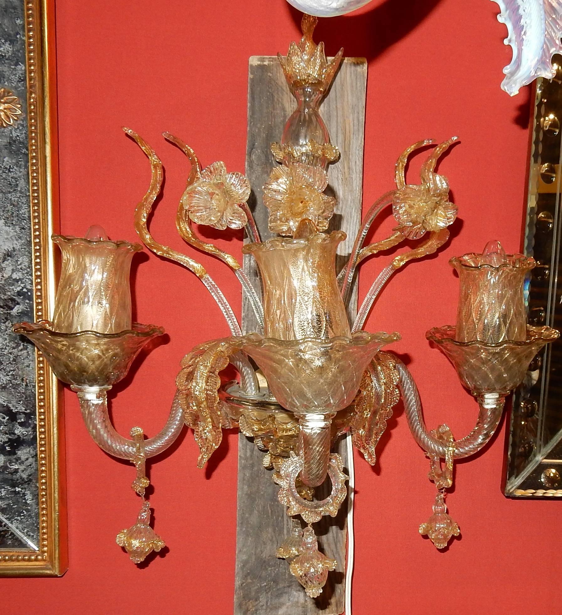 Art déco Paire d'appliques de lumière, cristal de Murano avec intérieur en or, 1950-1970 en vente