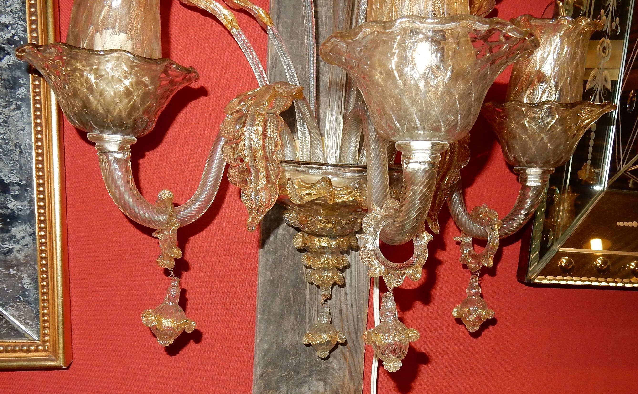 Milieu du XXe siècle Paire d'appliques de lumière, cristal de Murano avec intérieur en or, 1950-1970 en vente