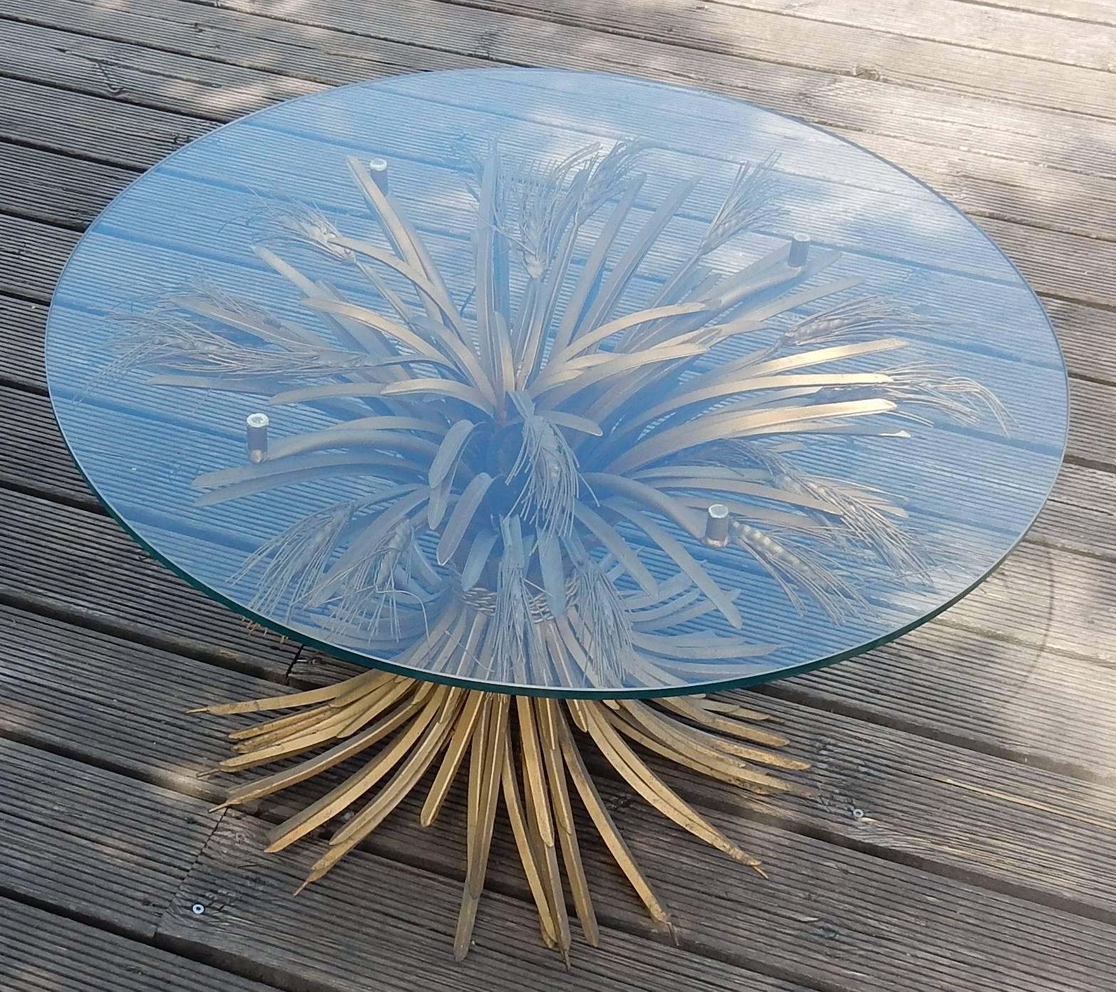 Gilded iron pedestal table or coffee table in the style of Yves St Laurent, the top of 75 cm is the diameter with glass,
Good condition, circa 1970,
Similar model of Robert Goossens in Bergé Auction.