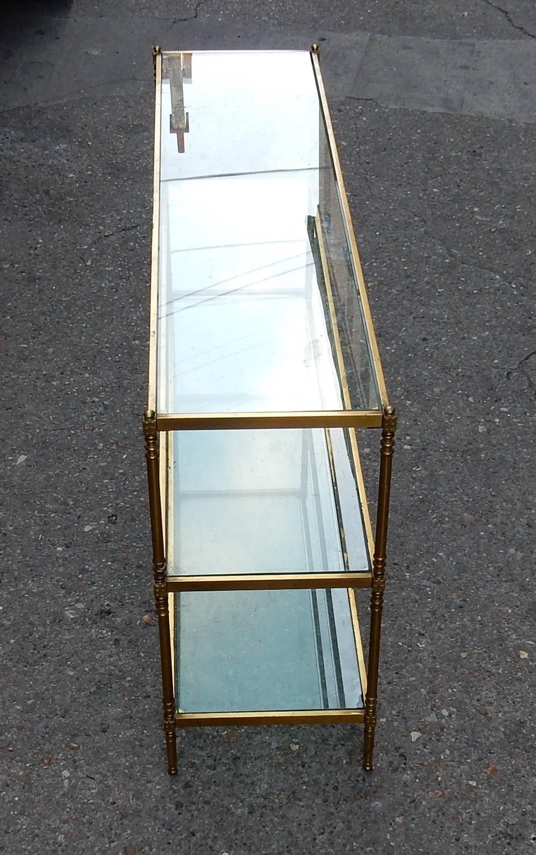Shelf with levels in glass, everything is screw and can be separated
Condition of use, circa 1960-1970. Measures: 131 x 34 cm.
