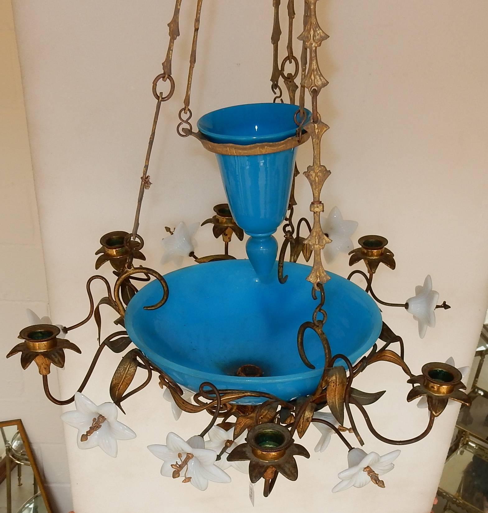 Chandelier in bindweeds with bowl in opaline blue and flowers in opaline white, frame brass and bronze, six candlesticks, condition of use, circa 1880-1900.