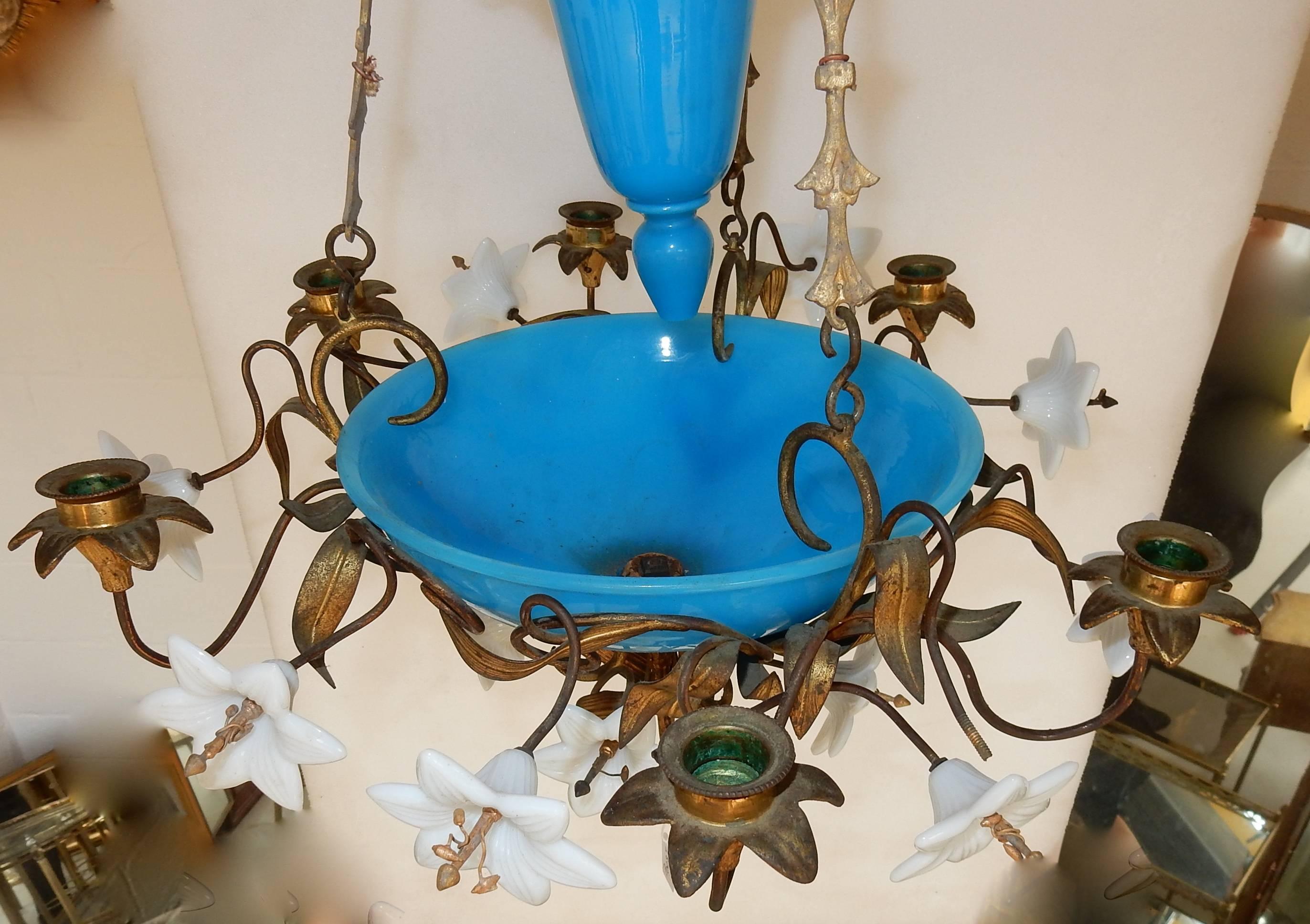 1880 Chandelier in Bindweeds with Blue Opaline and White Opaline Flowers In Good Condition For Sale In Paris, FR