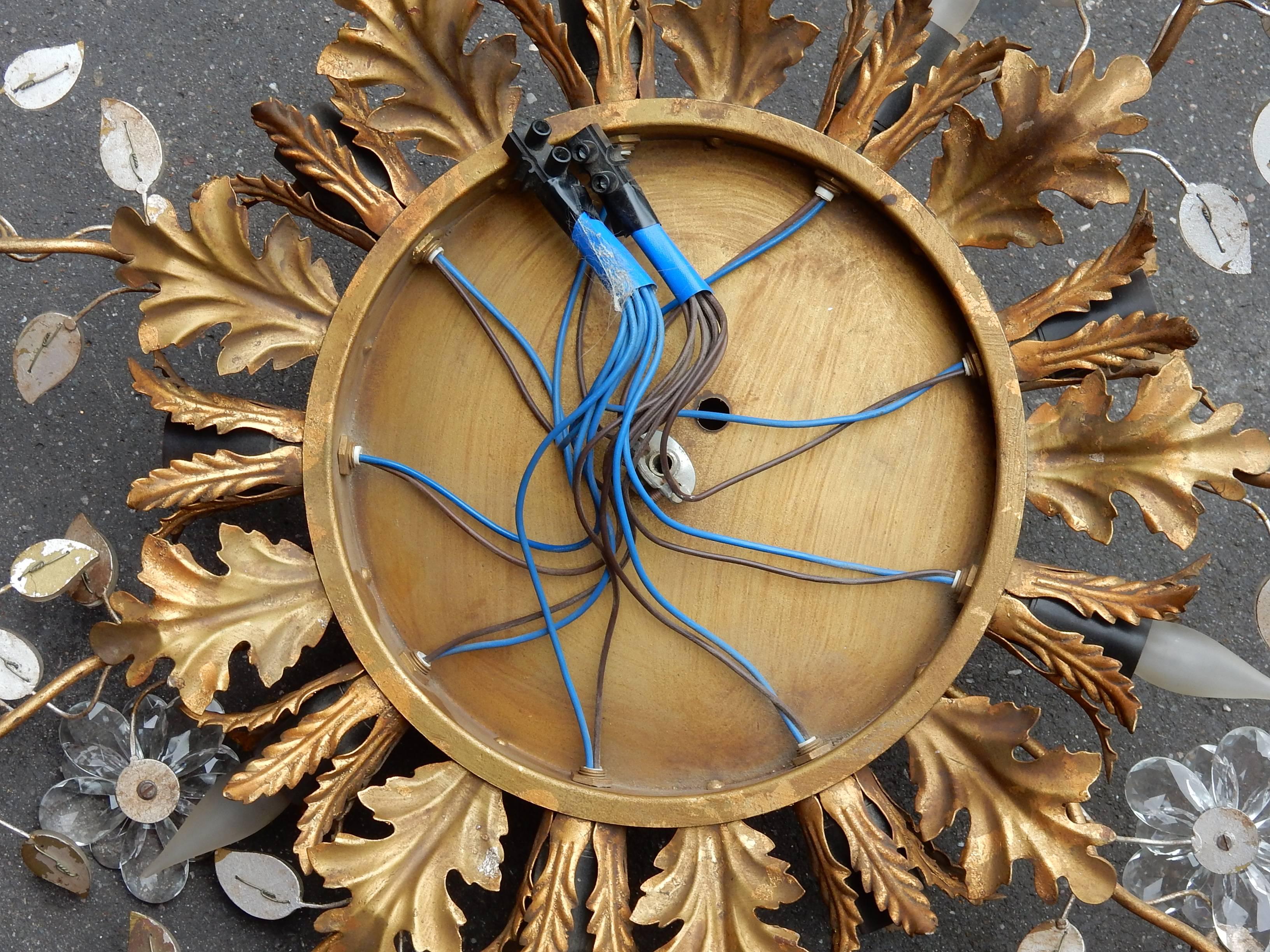 Golden metal ceiling light, nine bulbs, flowers and leaves in glass or crystal
Good condition, circa 1970.