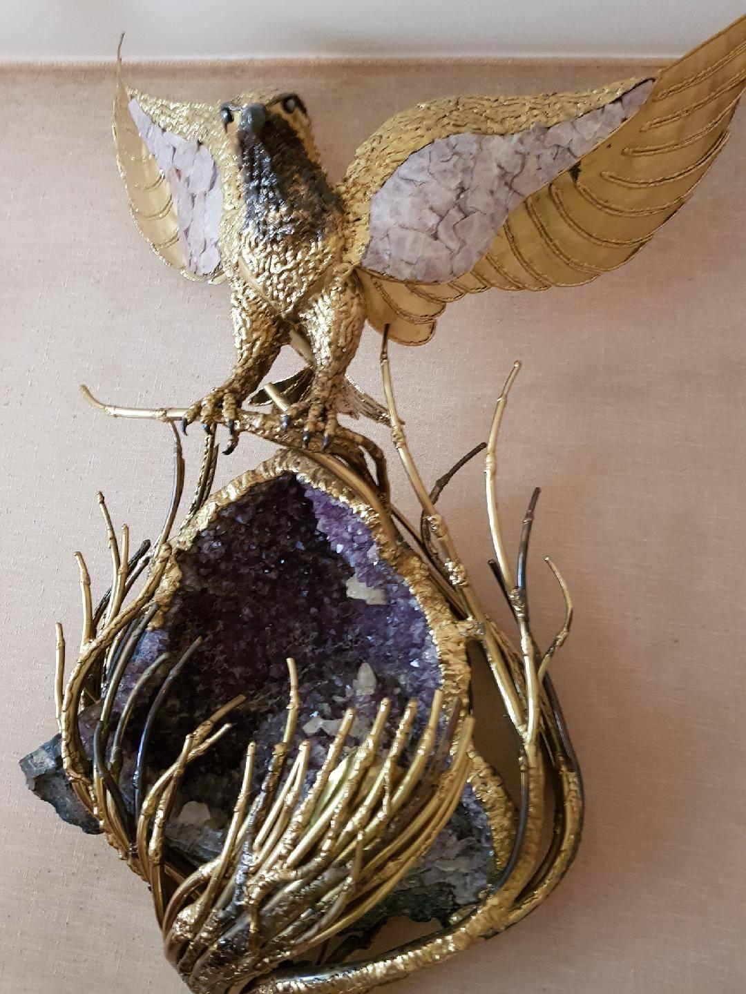 Wall lamp in brass and amethyst, contained an eagle with outstretched wings highlighted mika sheets, sitting on a nest encircling a large amethyst geode.
Good condition, circa 1970.