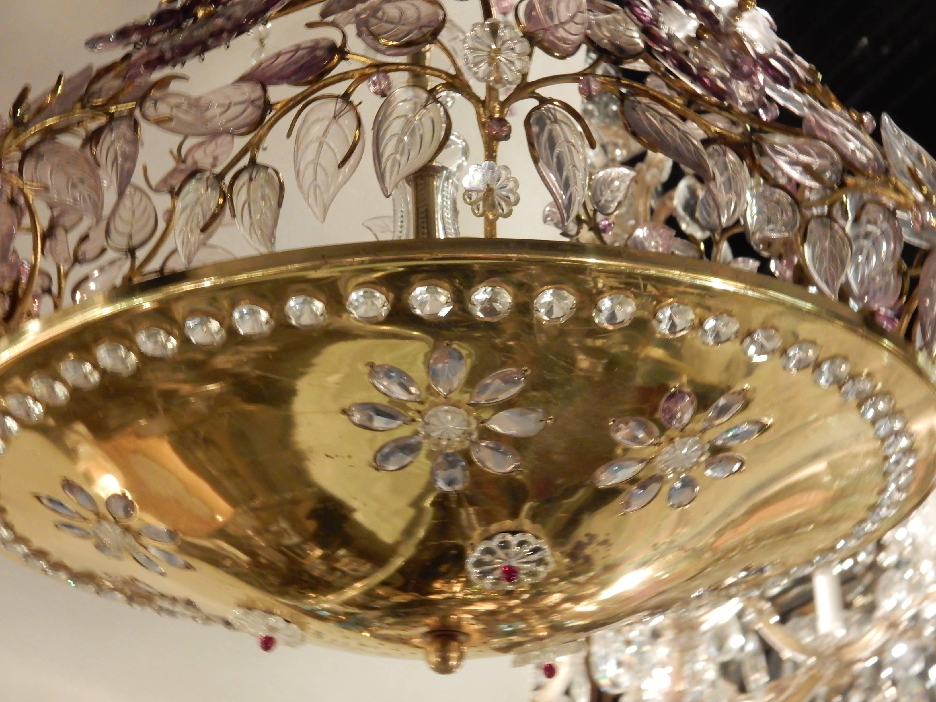 Chandelier, six bulbs, flowers and leaves in glass or kristal colored or crystal, cup in brass
Good condition, circa 1970.